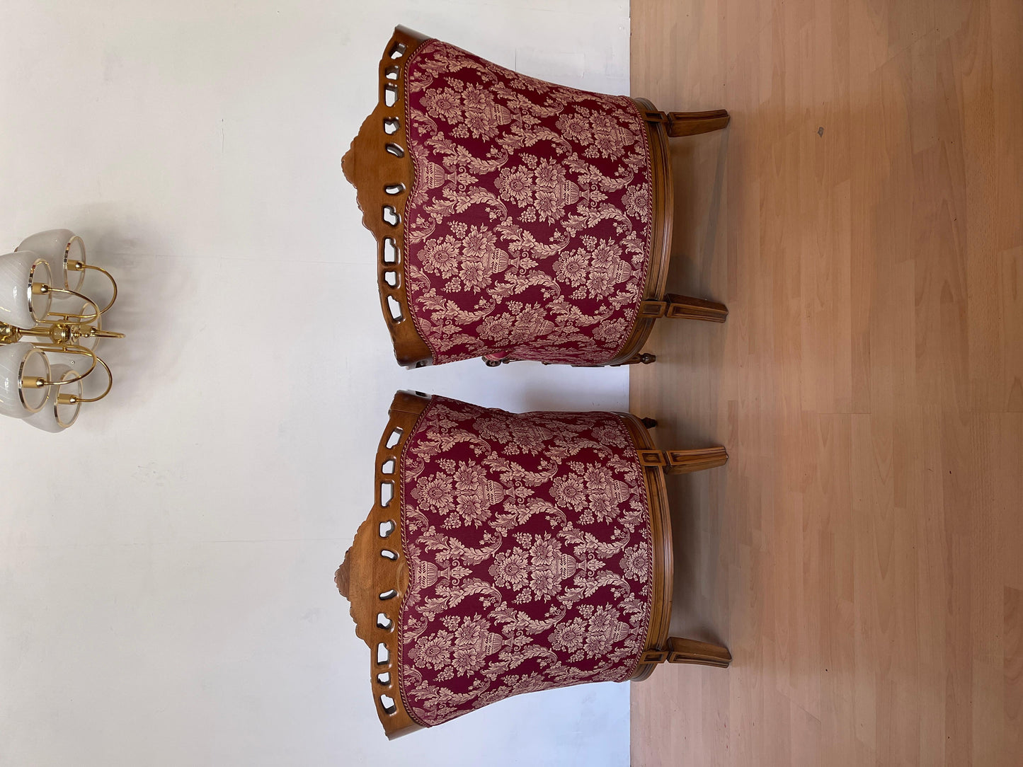 Coppia di poltrone italiane in legno intagliato in stile barocco degli anni '60