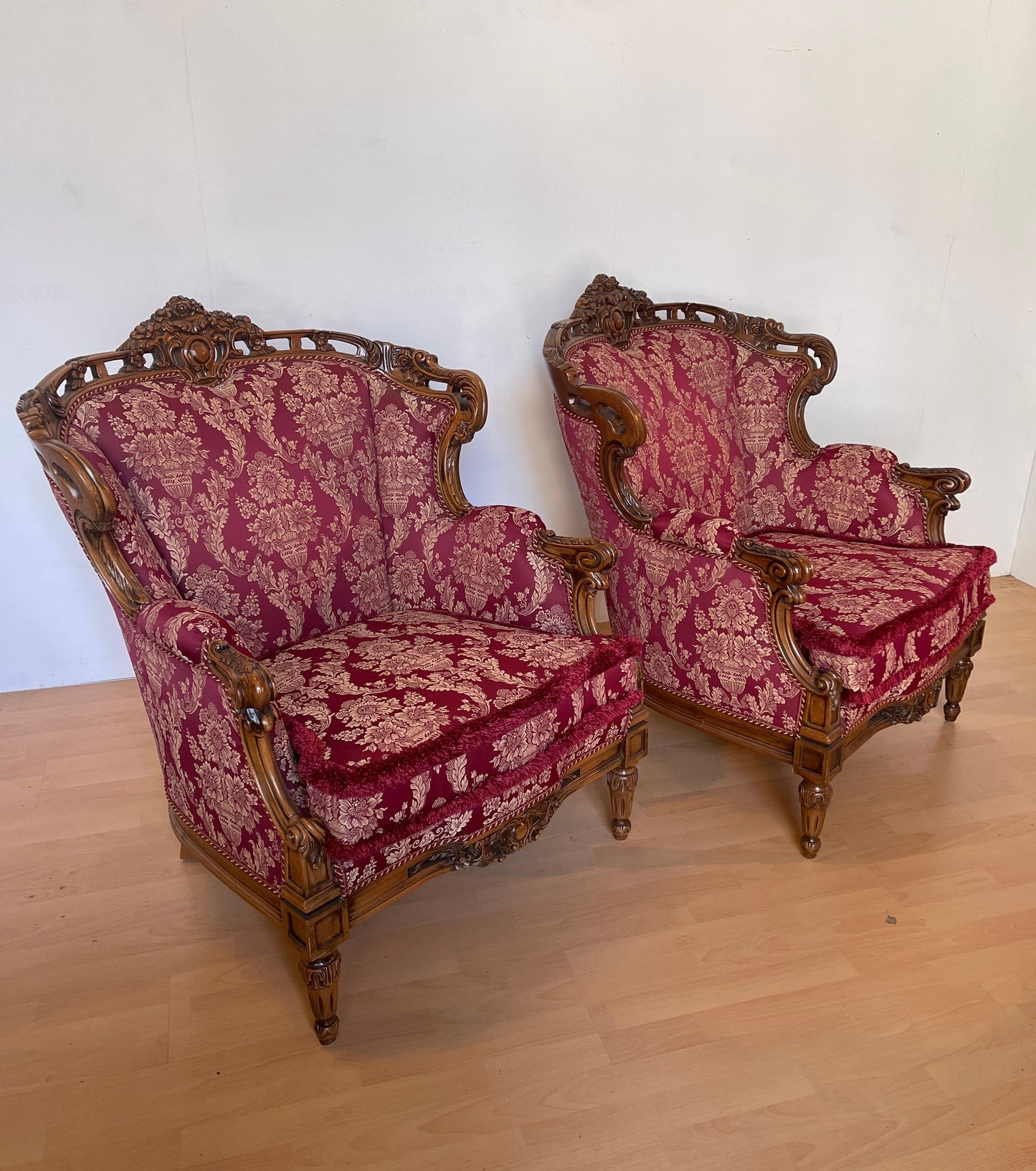 Coppia di poltrone italiane in legno intagliato in stile barocco degli anni '60