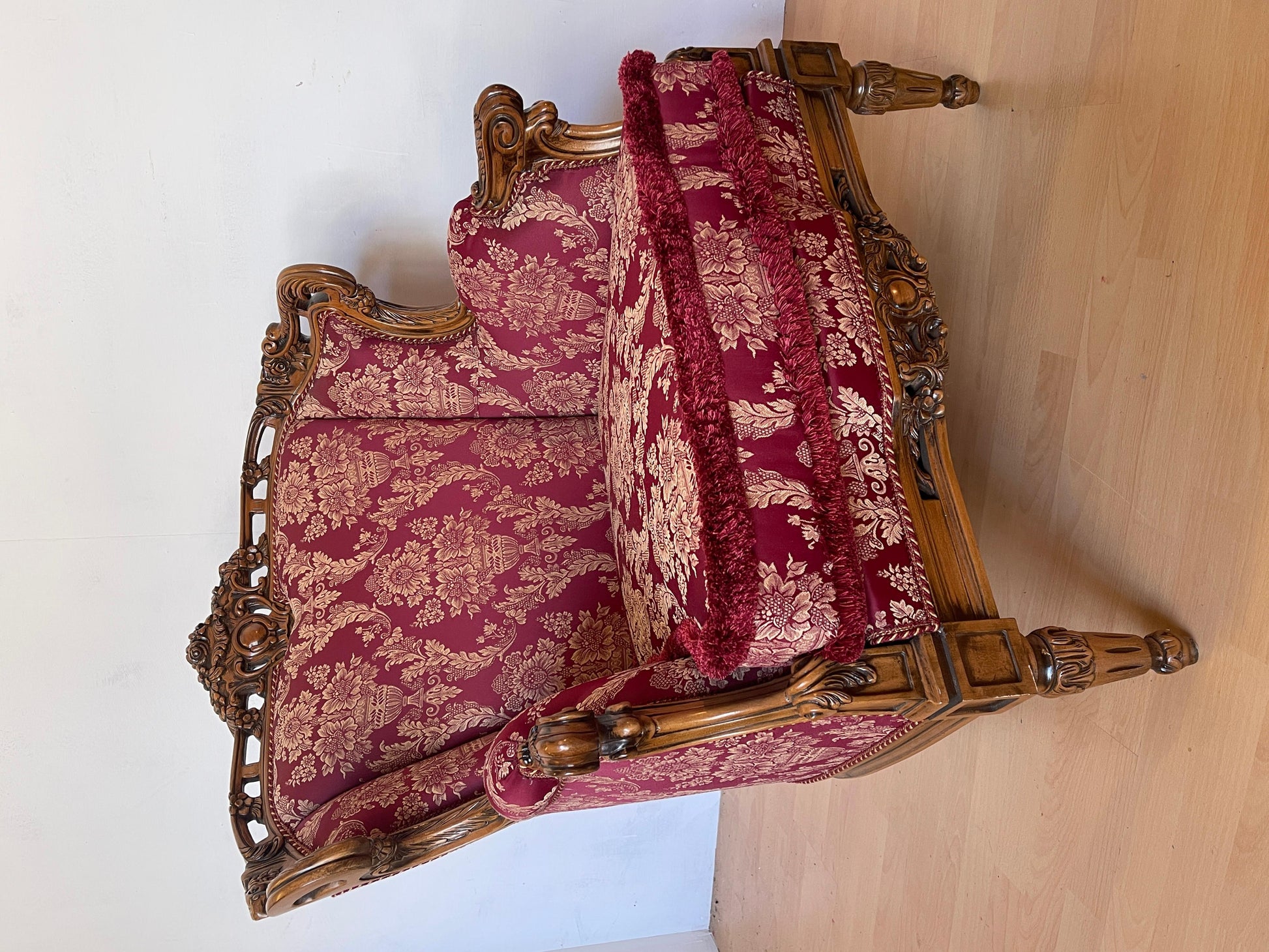 Coppia di poltrone italiane in legno intagliato in stile barocco degli anni '60