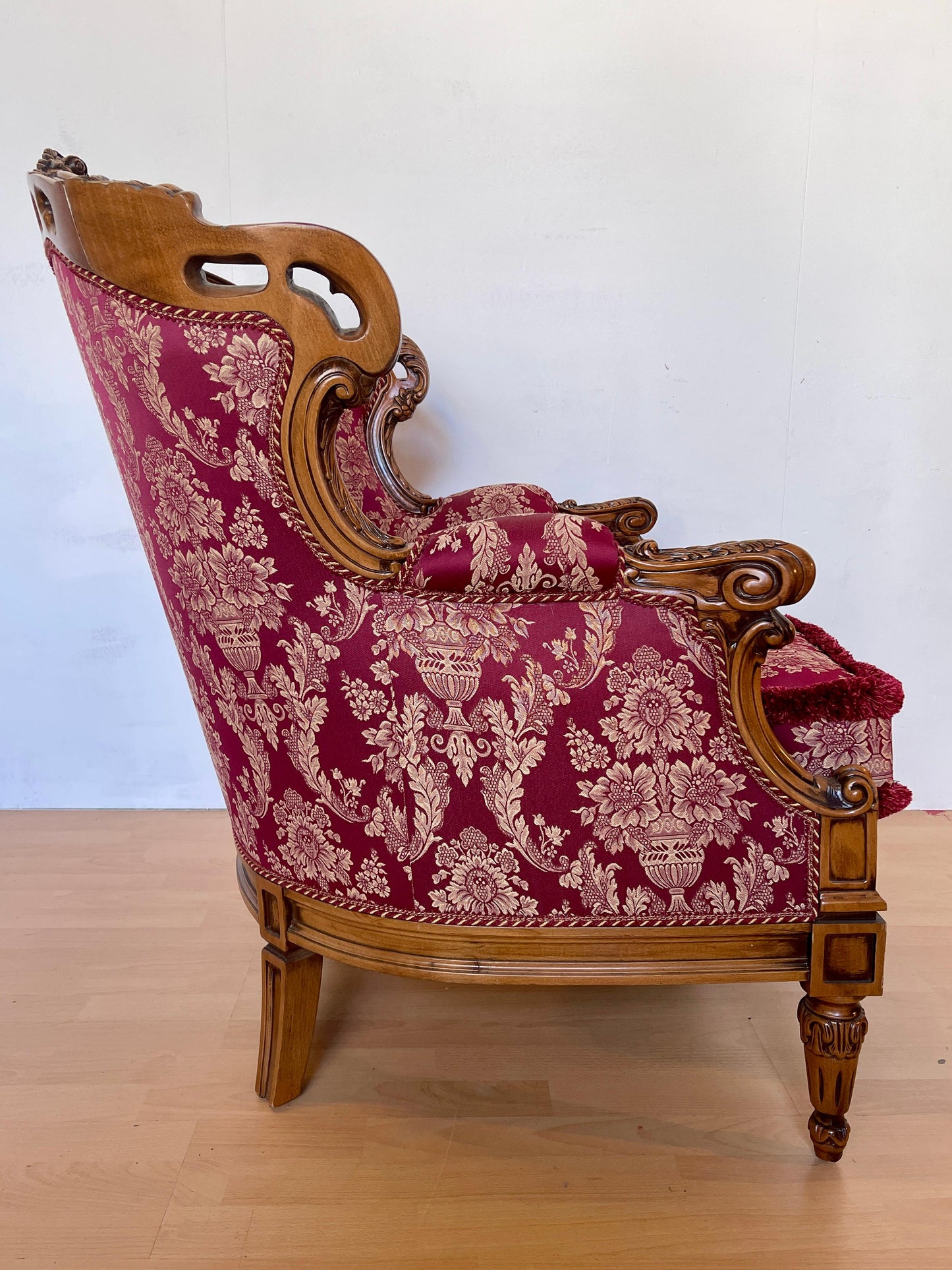 Coppia di poltrone italiane in legno intagliato in stile barocco degli anni '60