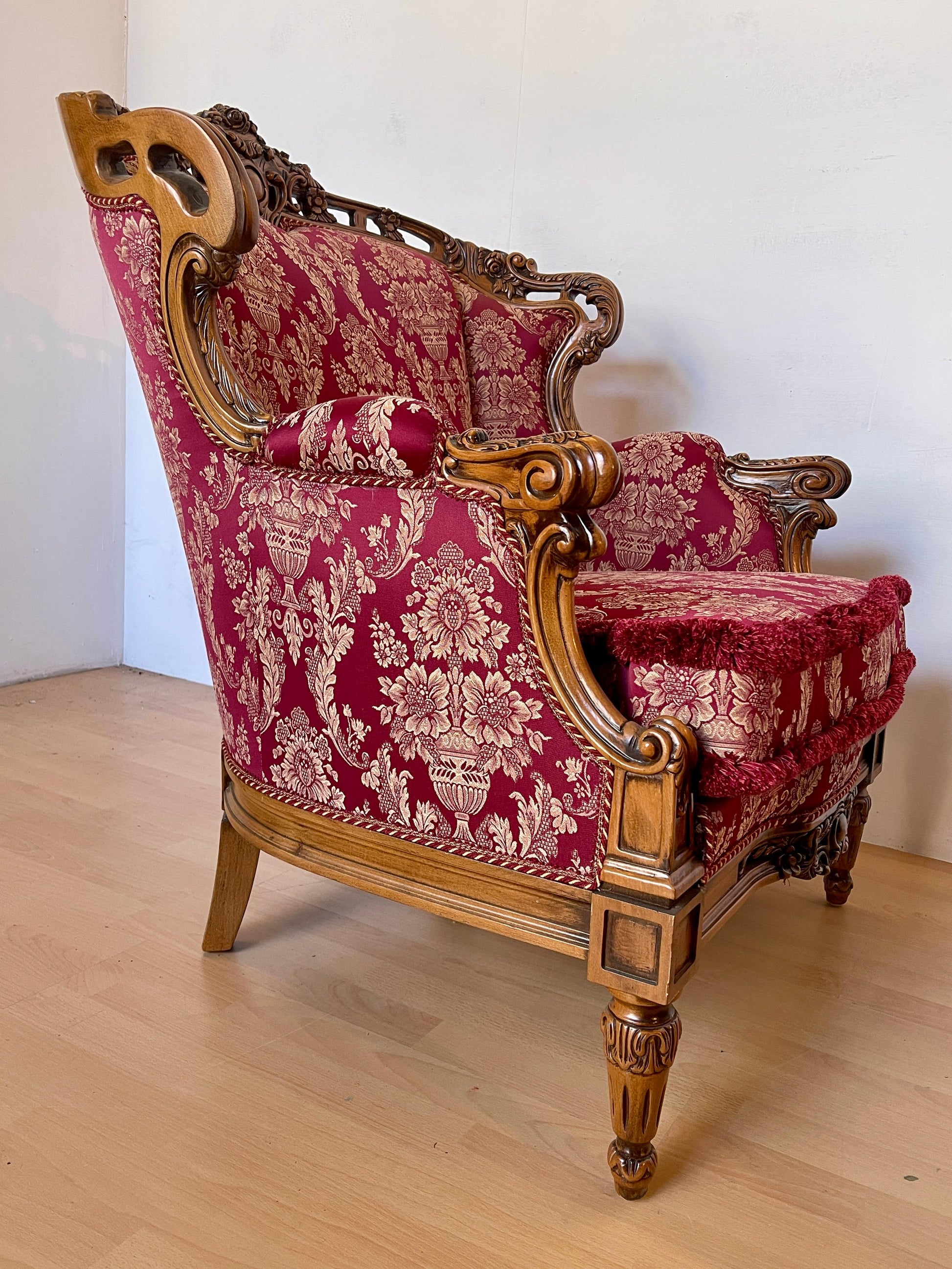 Coppia di poltrone italiane in legno intagliato in stile barocco degli anni '60