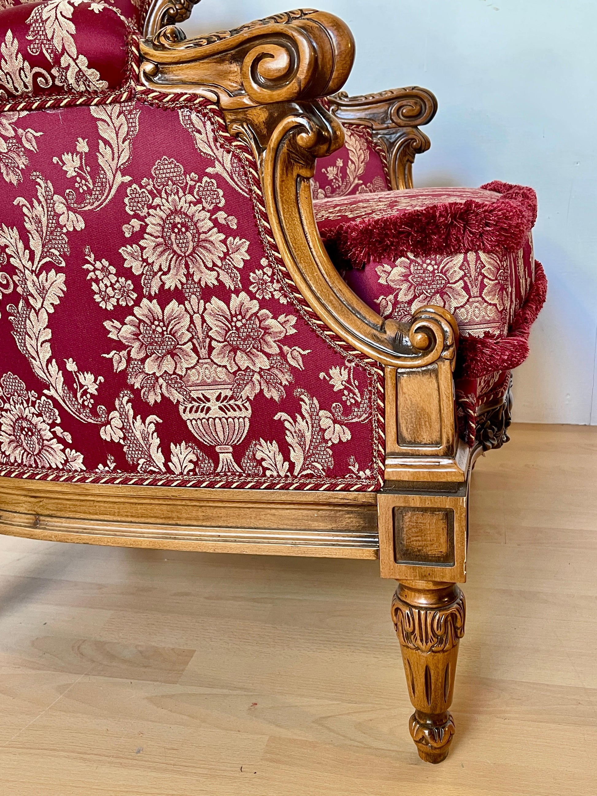 Coppia di poltrone italiane in legno intagliato in stile barocco degli anni '60