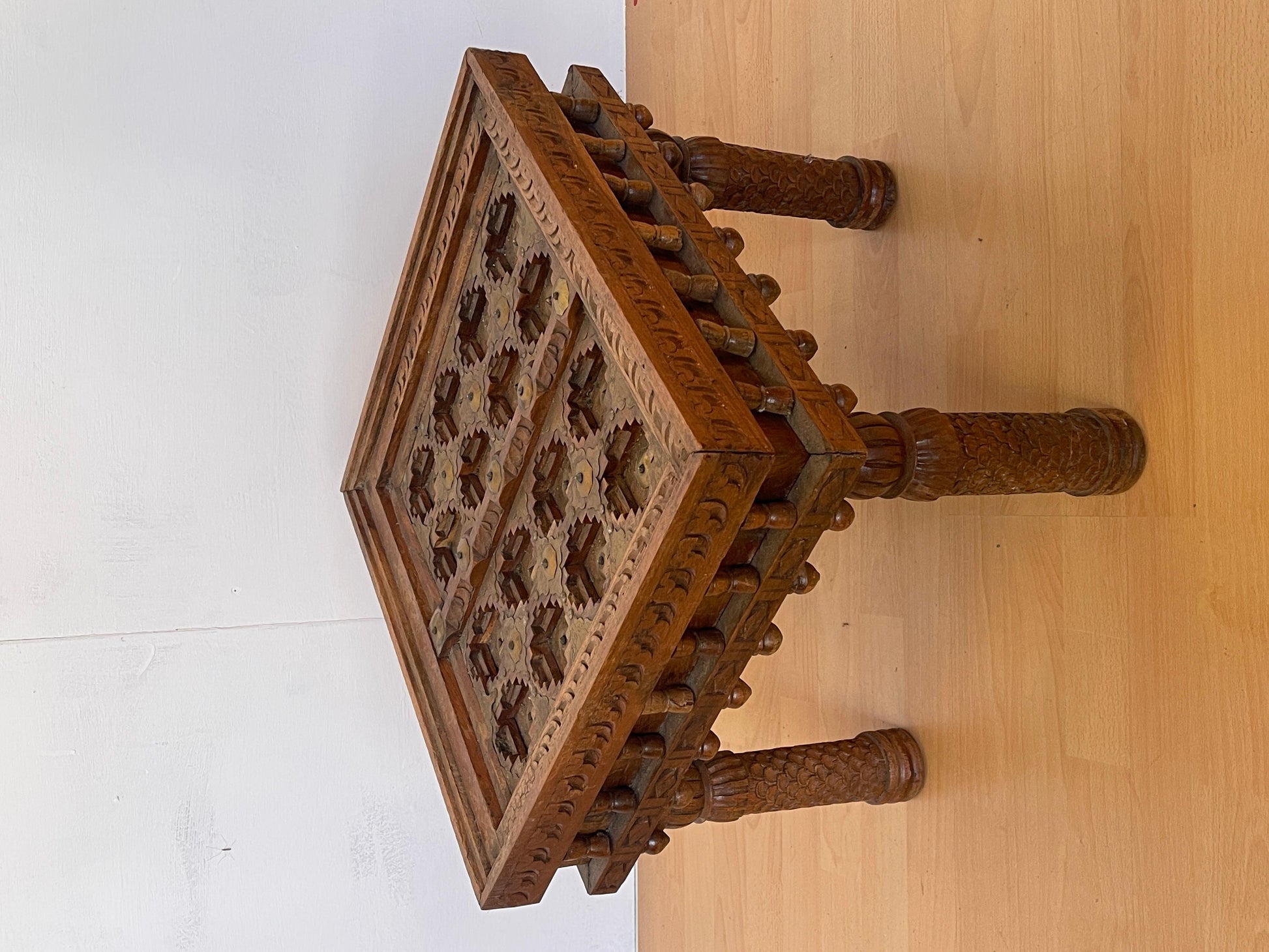 Antico tavolino raro etnico