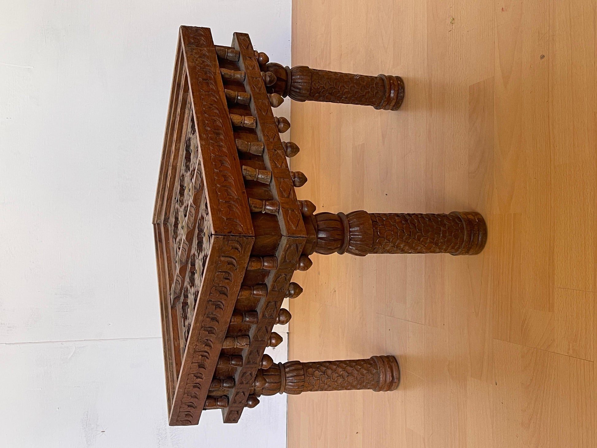 Antico tavolino raro etnico