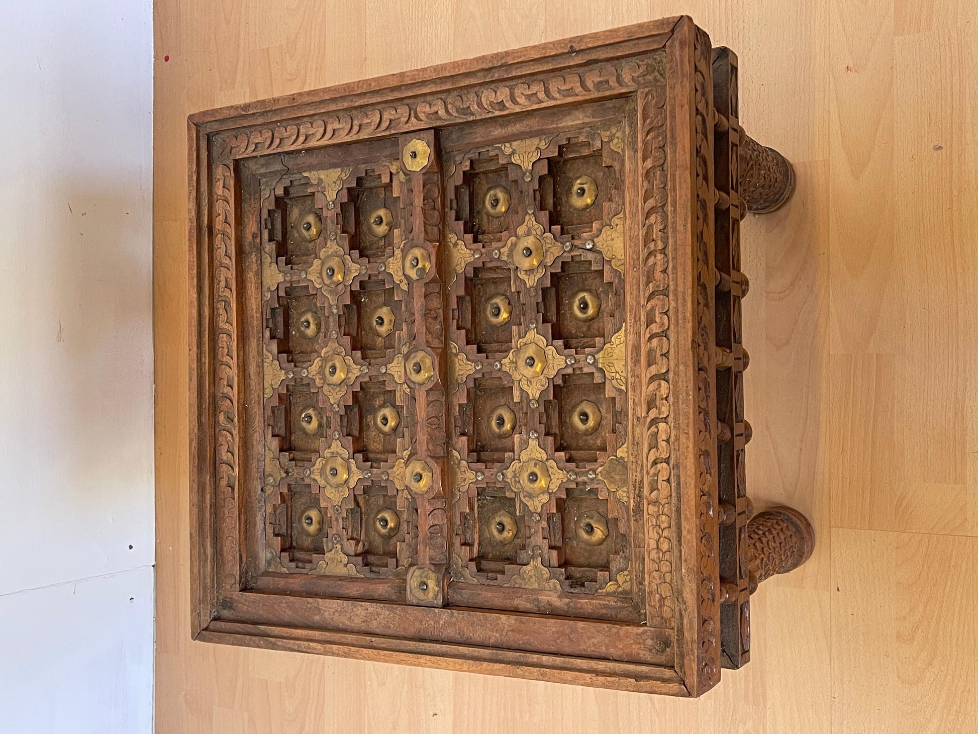 Antico tavolino raro etnico