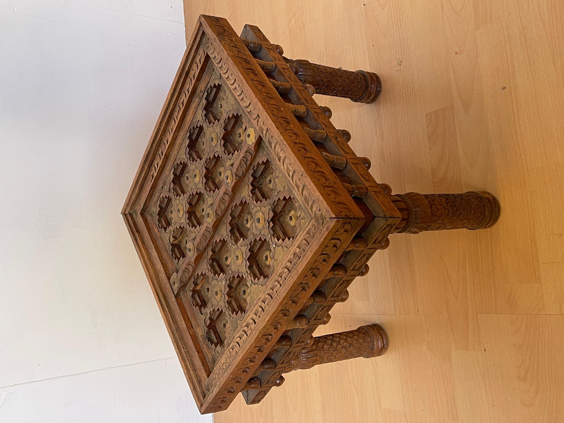 Antico tavolino raro etnico