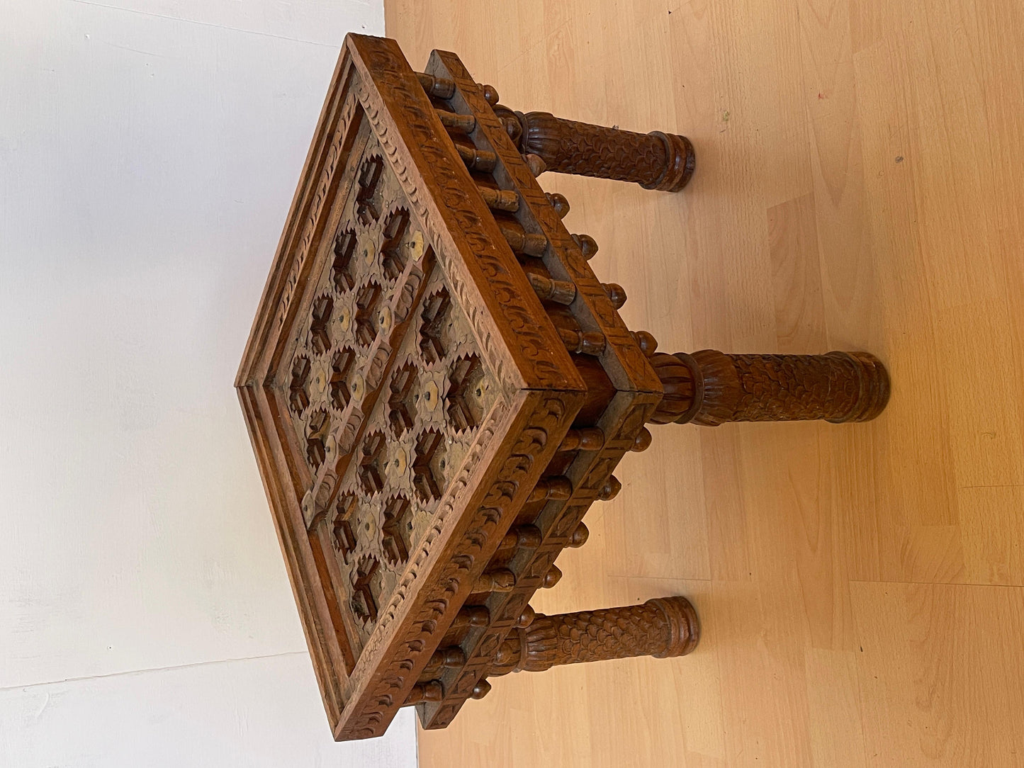 Antico tavolino raro etnico