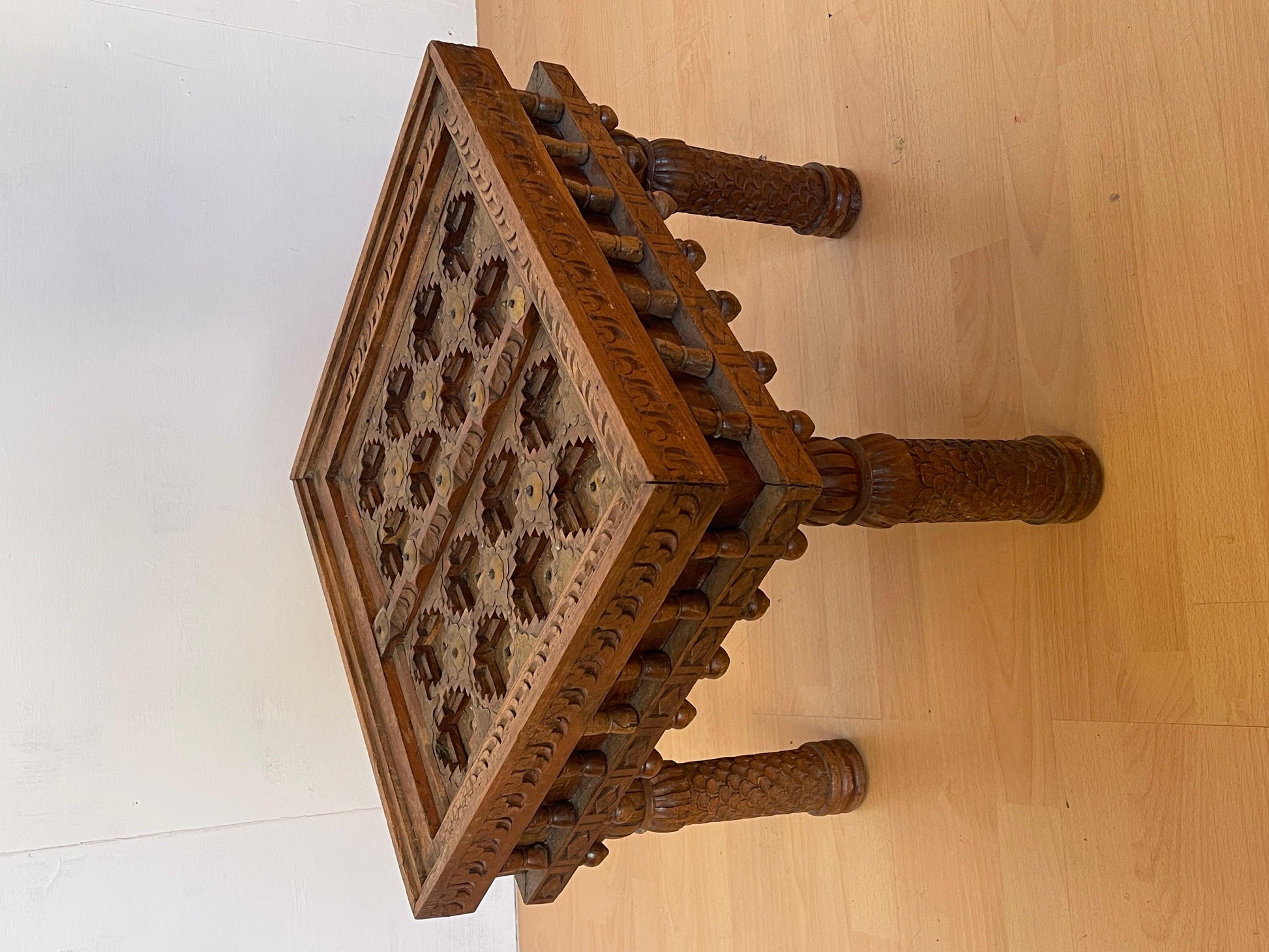 Antico tavolino raro etnico