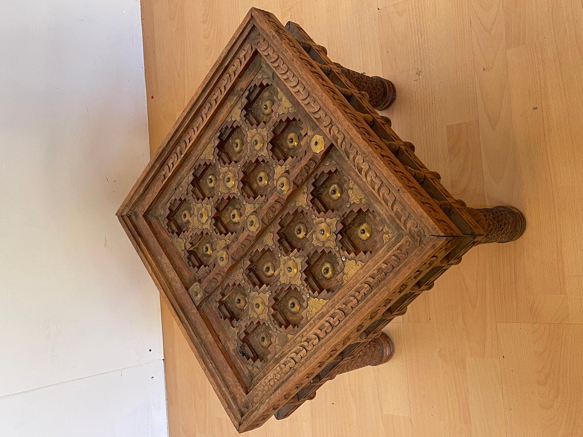 Antico tavolino raro etnico