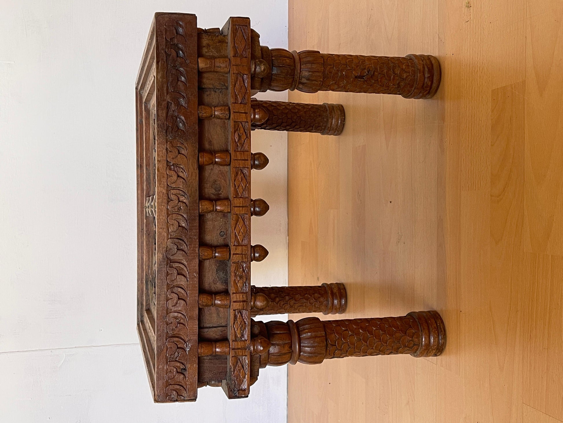 Antico tavolino raro etnico