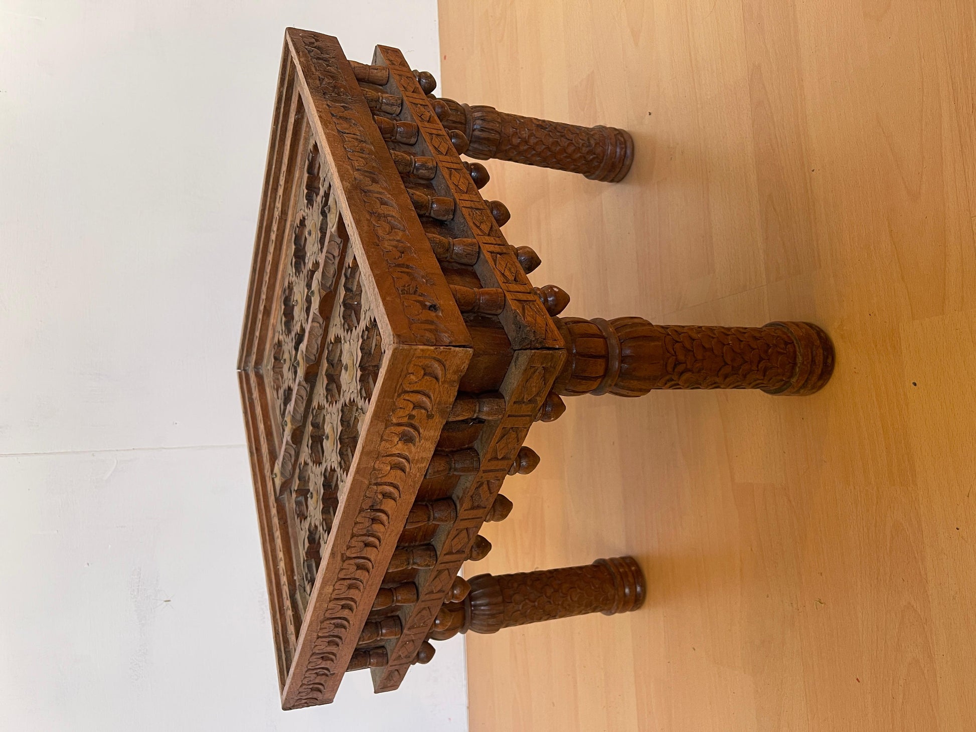 Antico tavolino raro etnico