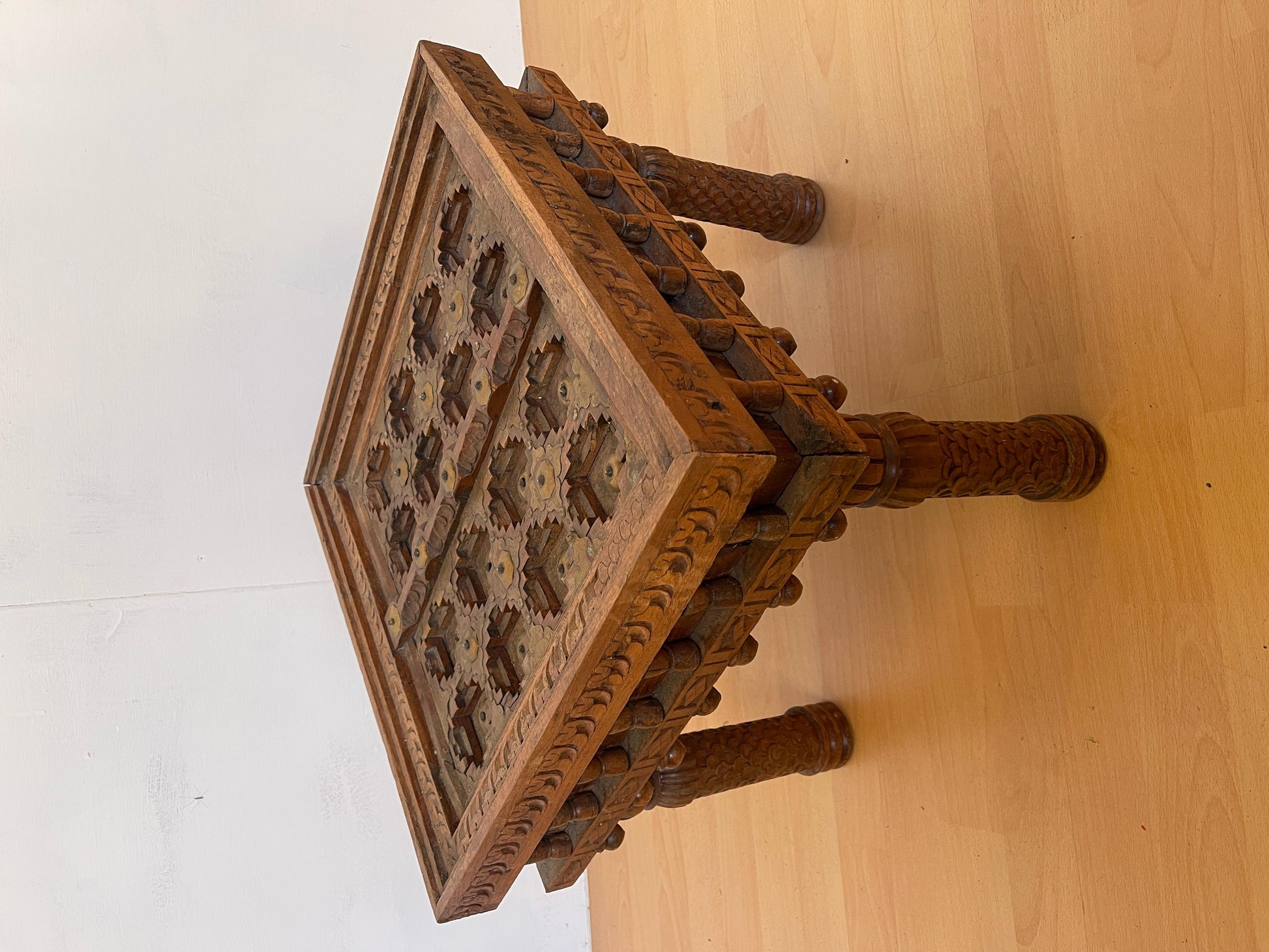 Antico tavolino raro etnico