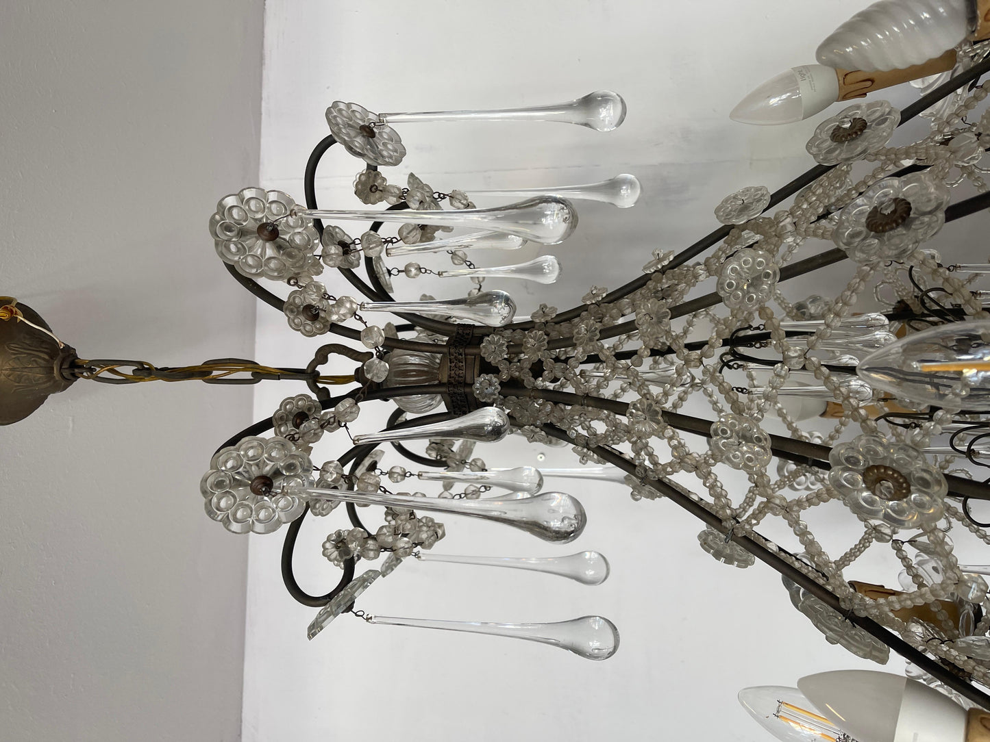 Lampadario in bronzo stile Maria Teresa con gocce in cristallo anni '60