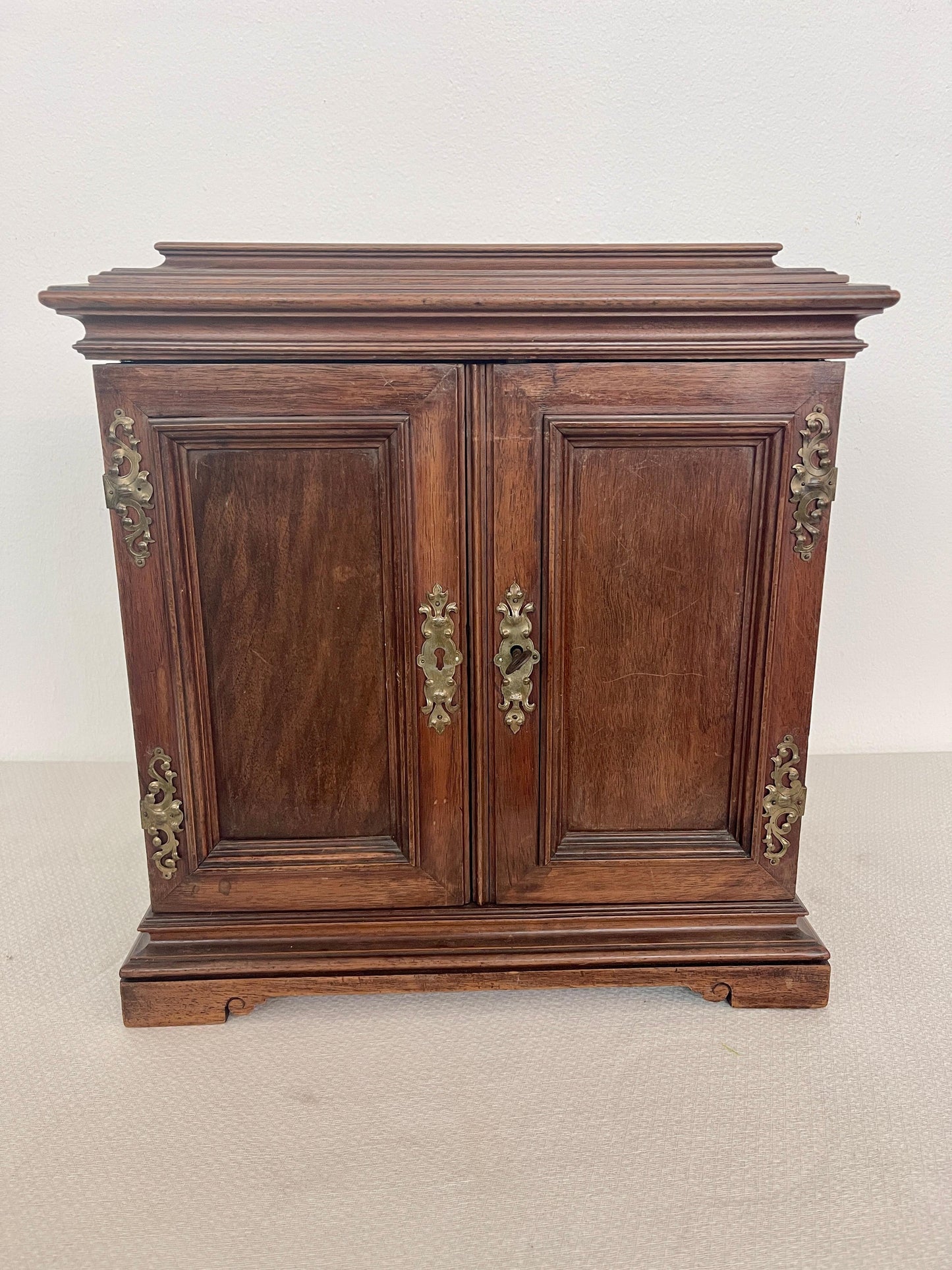 Antica cassettiera eclettica italiana in legno a parete, XX secolo