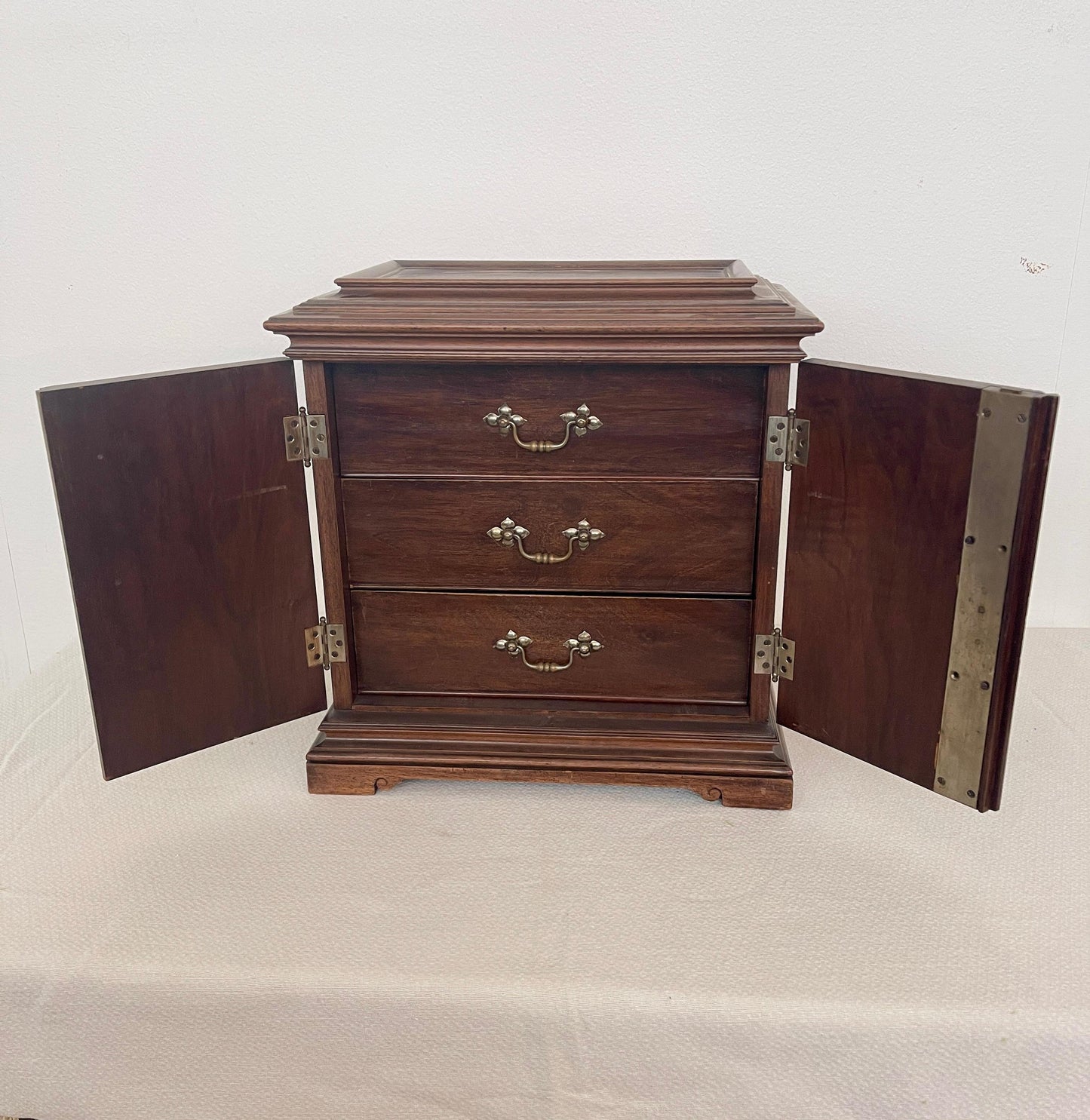 Antica cassettiera eclettica italiana in legno a parete, XX secolo