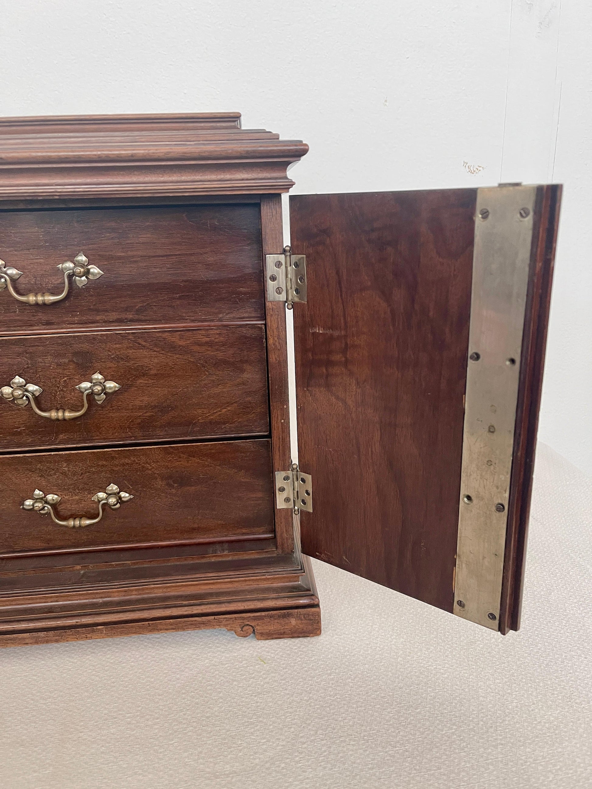 Antica cassettiera eclettica italiana in legno a parete, XX secolo