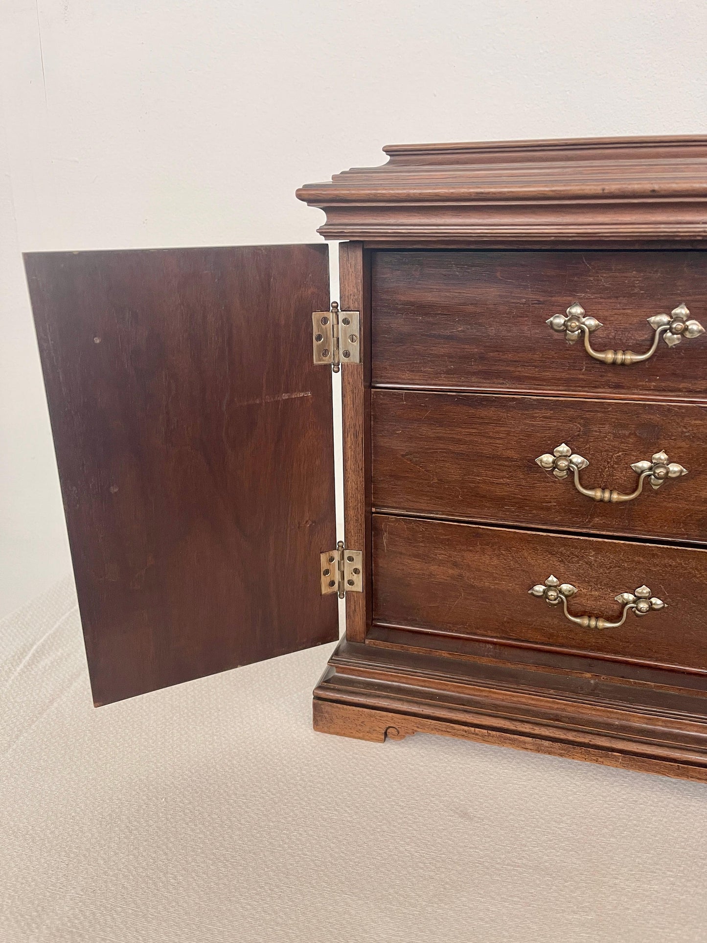 Antica cassettiera eclettica italiana in legno a parete, XX secolo