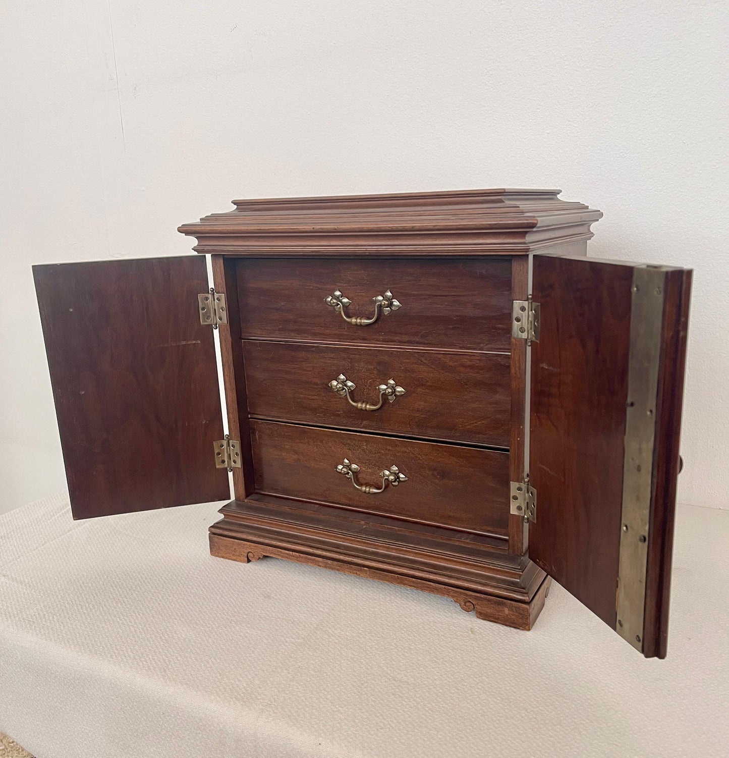 Antica cassettiera eclettica italiana in legno a parete, XX secolo