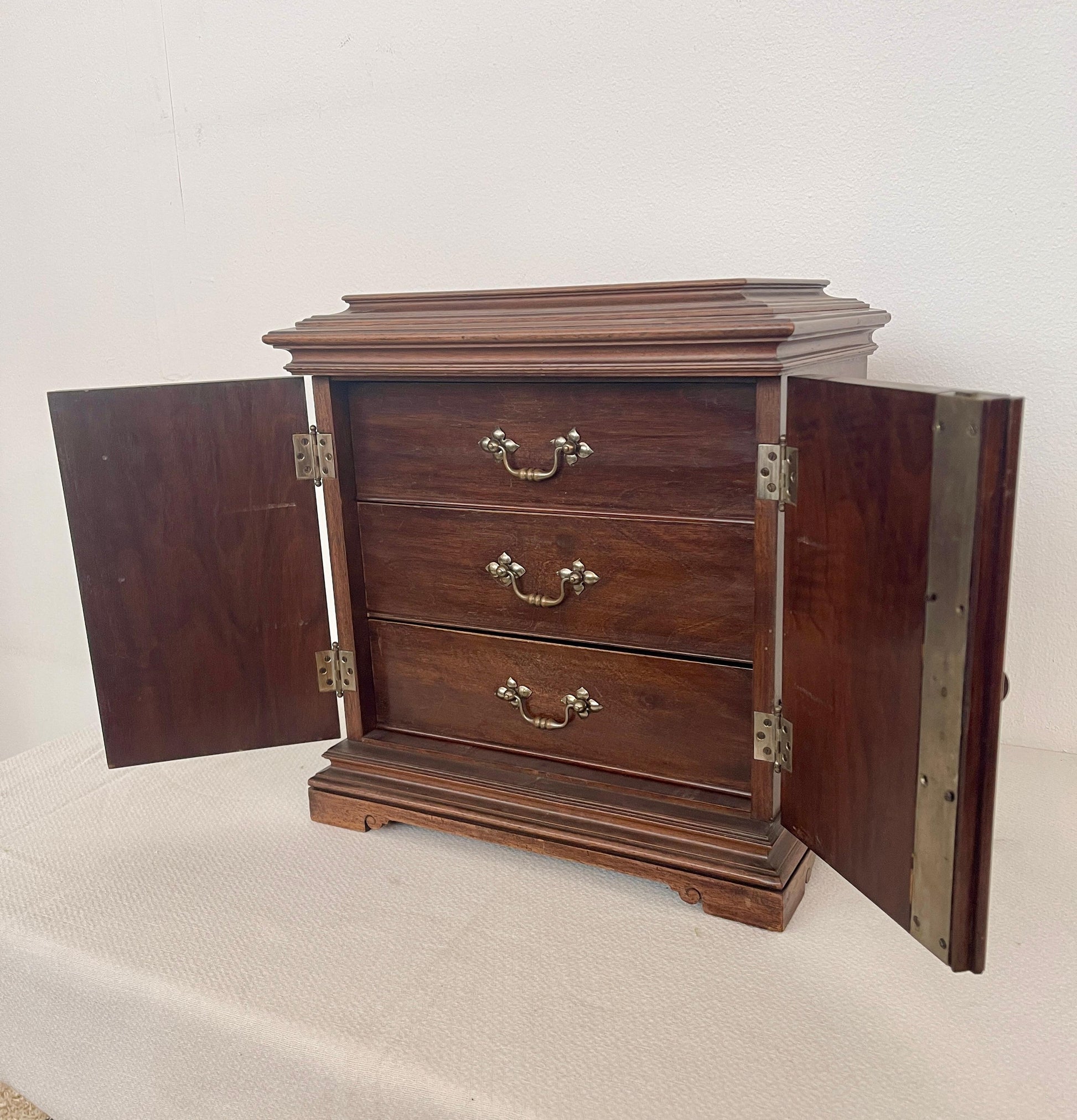 Antica cassettiera eclettica italiana in legno a parete, XX secolo