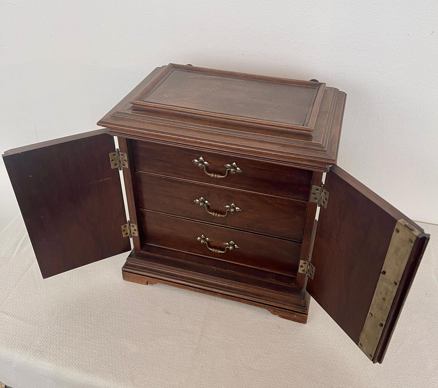 Antica cassettiera eclettica italiana in legno a parete, XX secolo