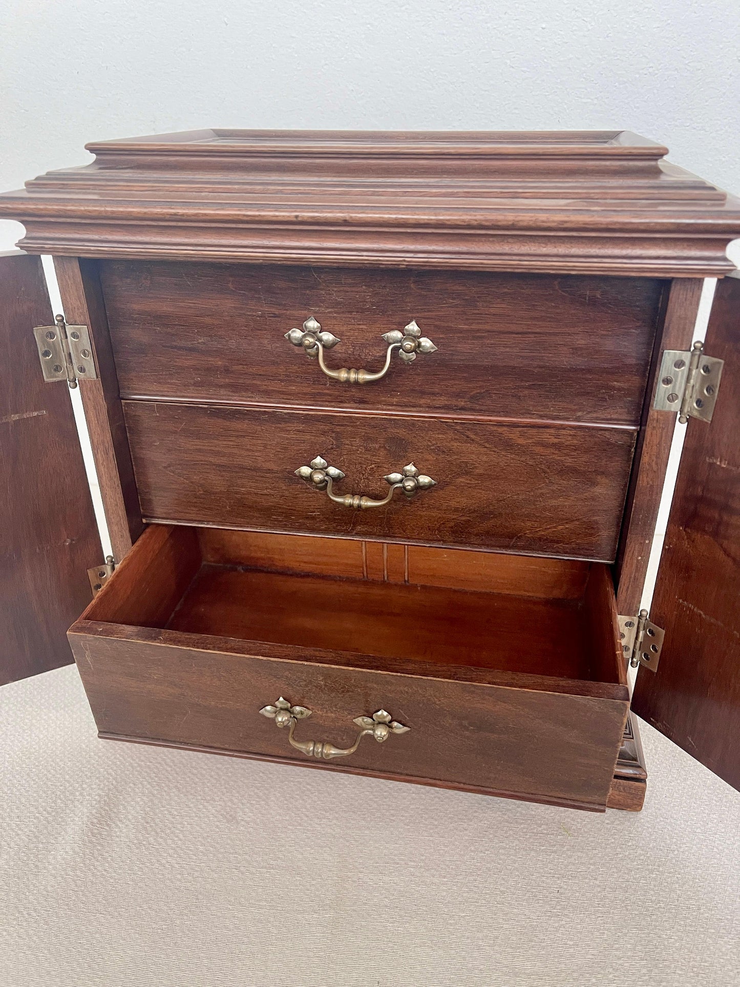 Antica cassettiera eclettica italiana in legno a parete, XX secolo