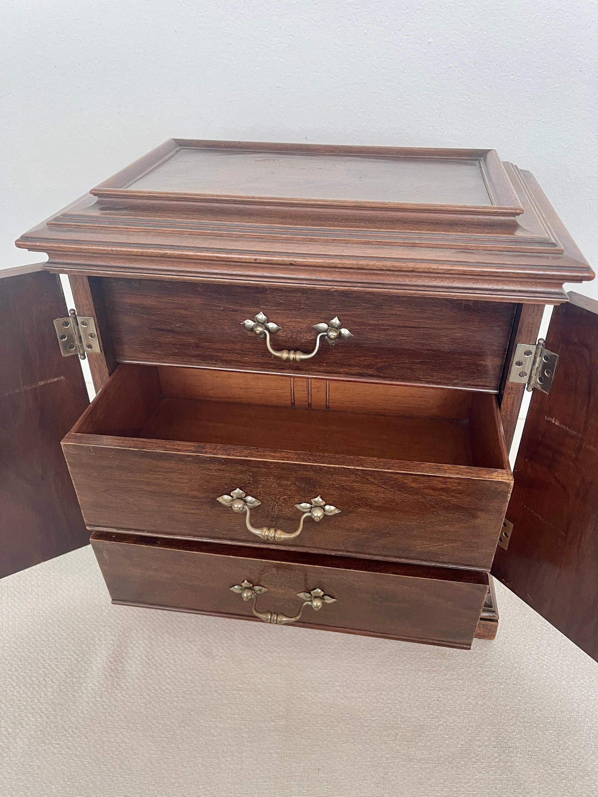 Antica cassettiera eclettica italiana in legno a parete, XX secolo