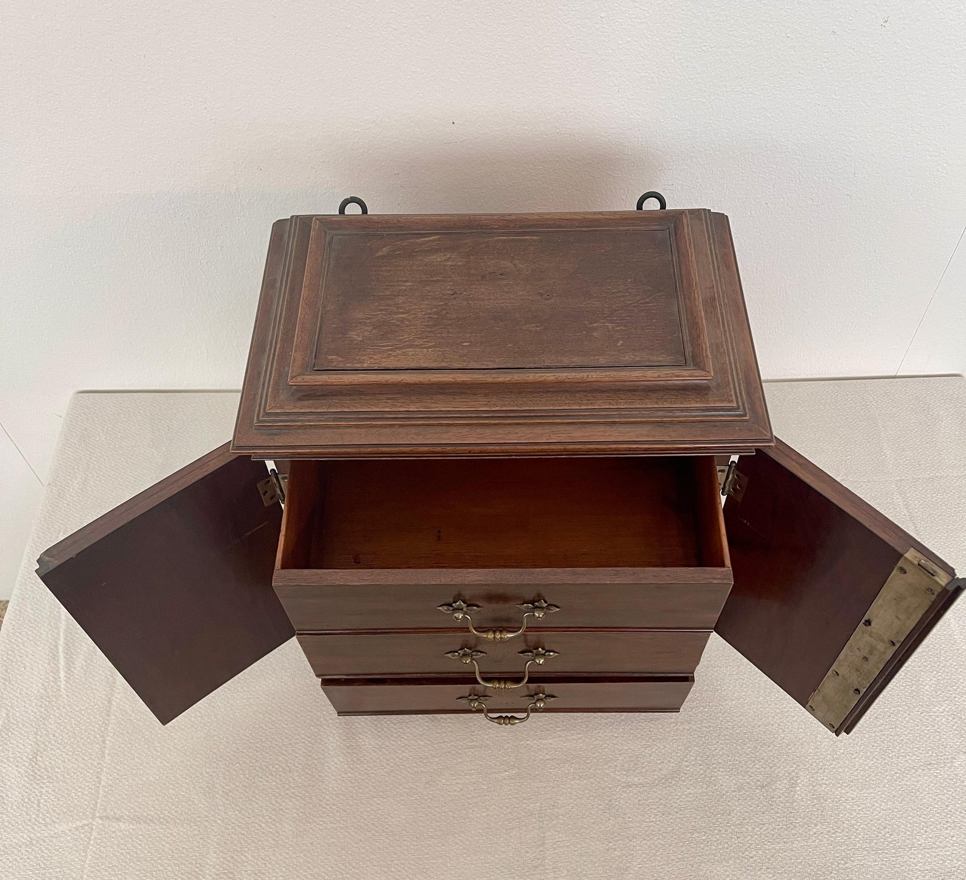 Antica cassettiera eclettica italiana in legno a parete, XX secolo