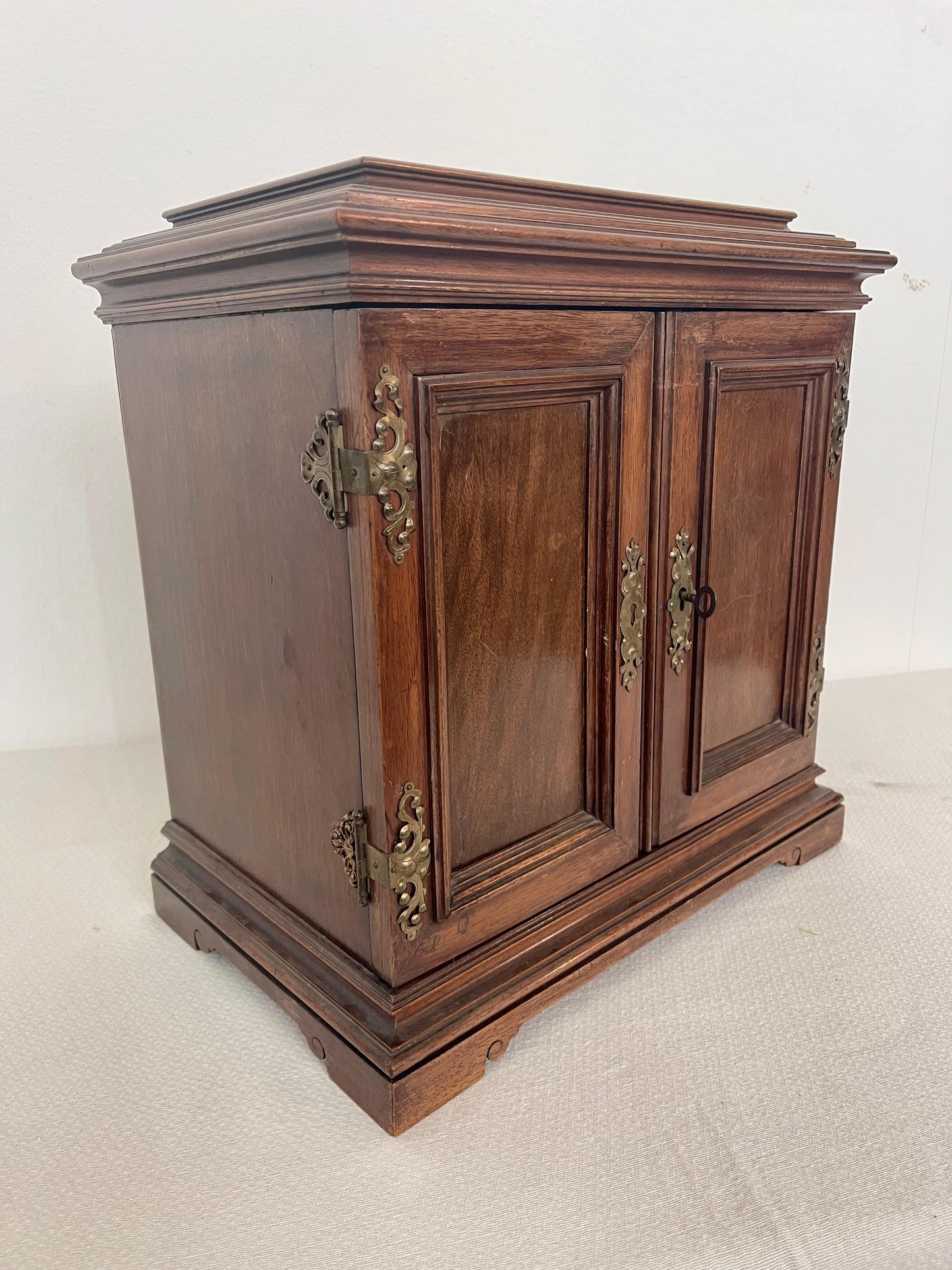 Antica cassettiera eclettica italiana in legno a parete, XX secolo