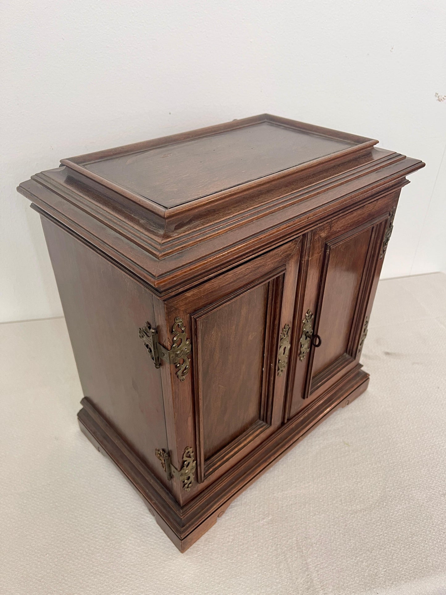 Antica cassettiera eclettica italiana in legno a parete, XX secolo