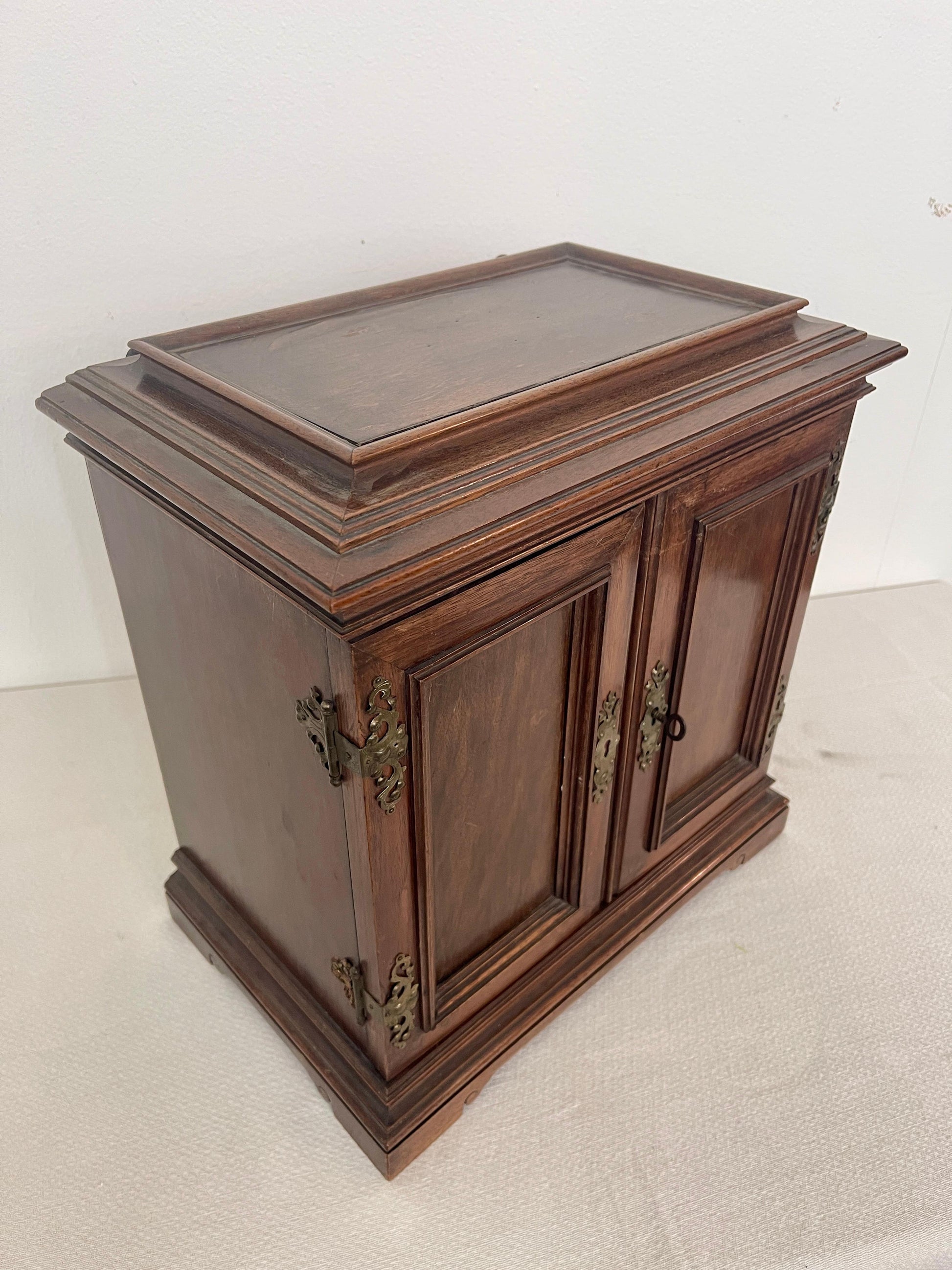 Antica cassettiera eclettica italiana in legno a parete, XX secolo