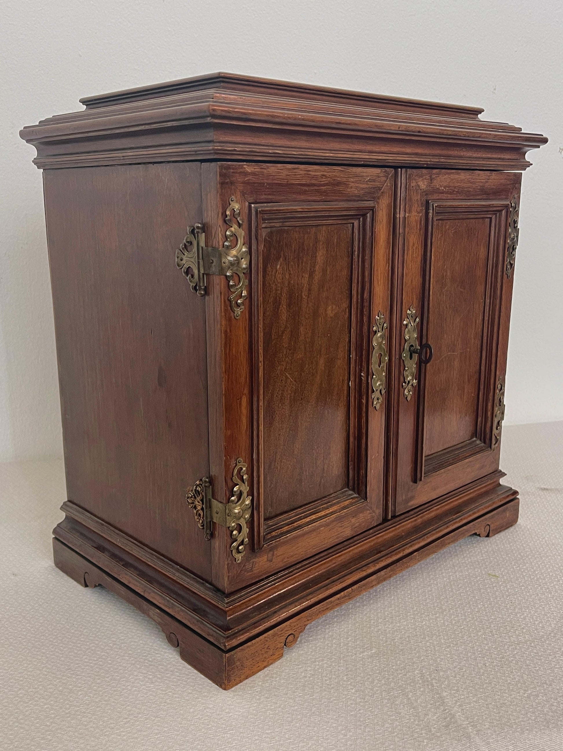 Antica cassettiera eclettica italiana in legno a parete, XX secolo