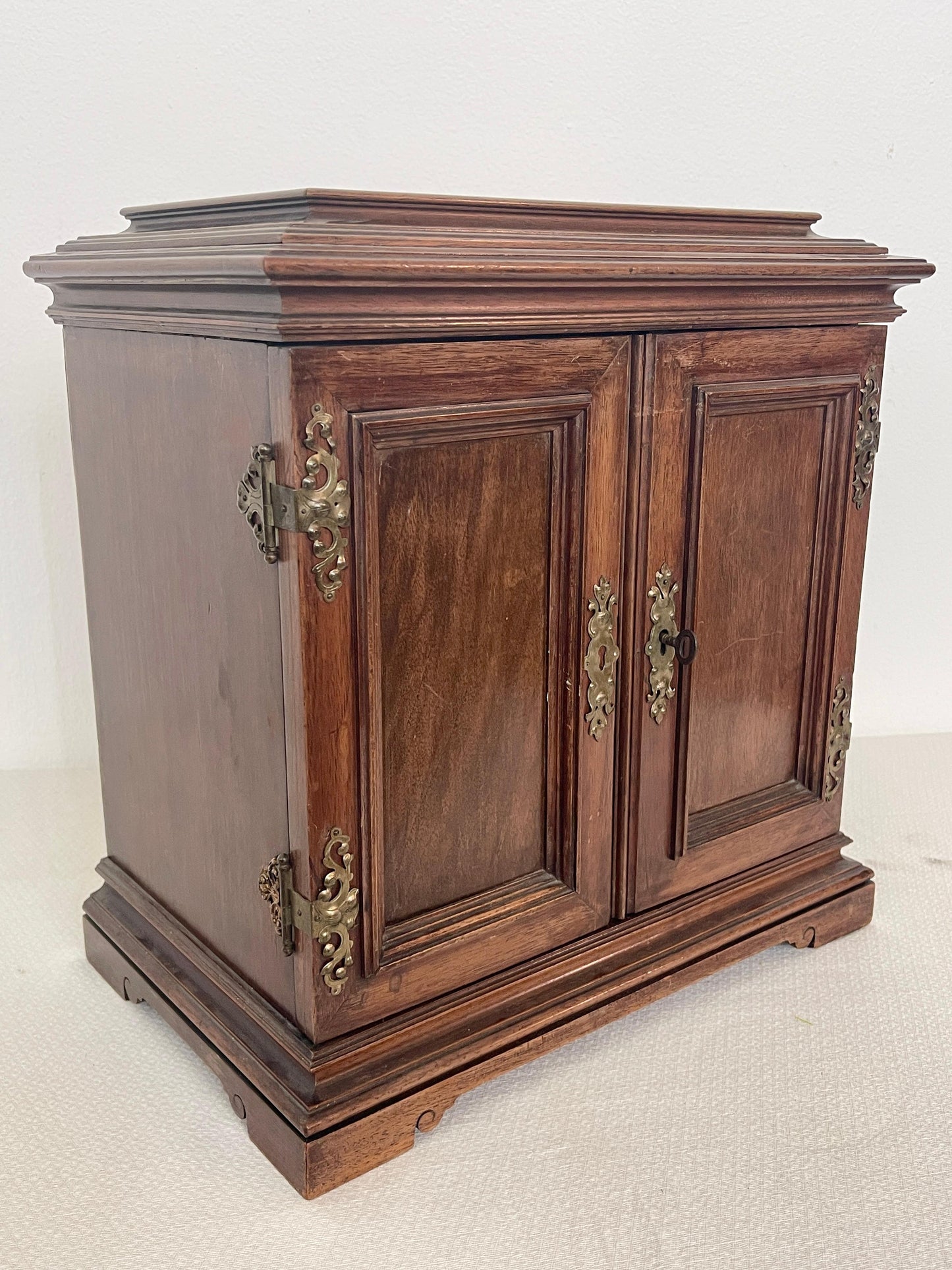 Antica cassettiera eclettica italiana in legno a parete, XX secolo