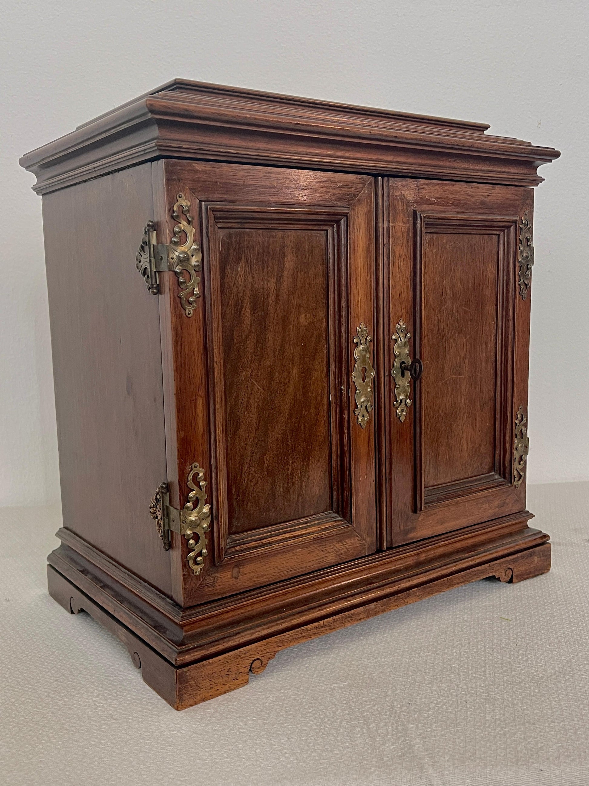 Antica cassettiera eclettica italiana in legno a parete, XX secolo