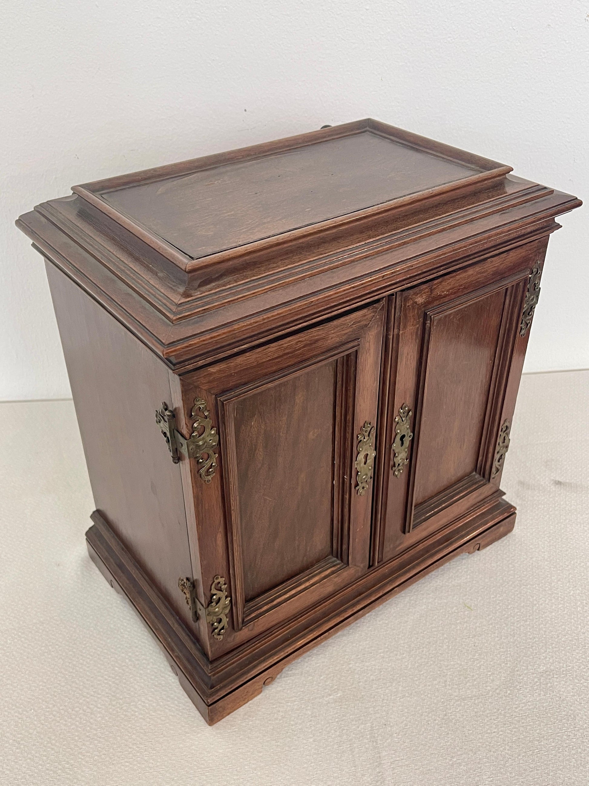 Antica cassettiera eclettica italiana in legno a parete, XX secolo