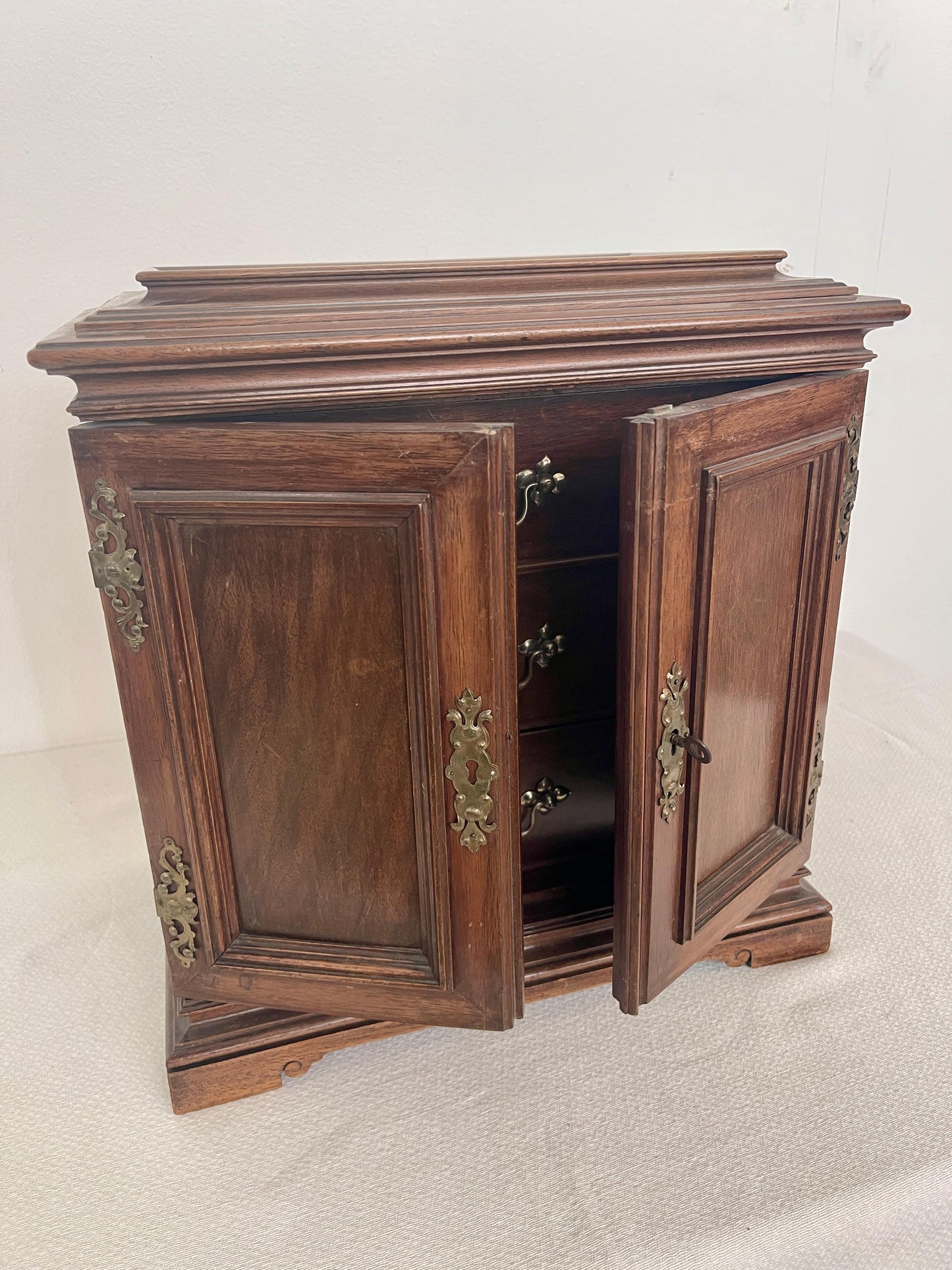 Antica cassettiera eclettica italiana in legno a parete, XX secolo