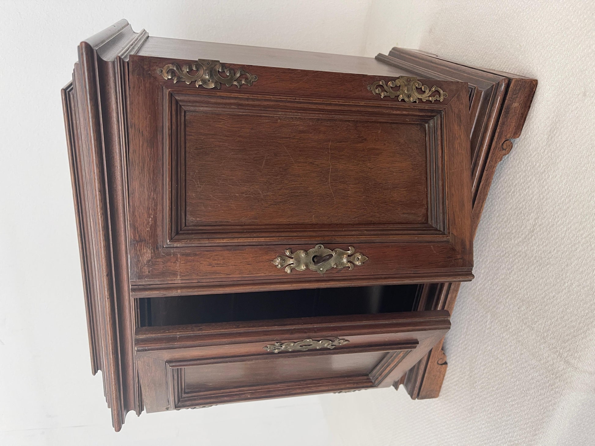 Antica cassettiera eclettica italiana in legno a parete, XX secolo