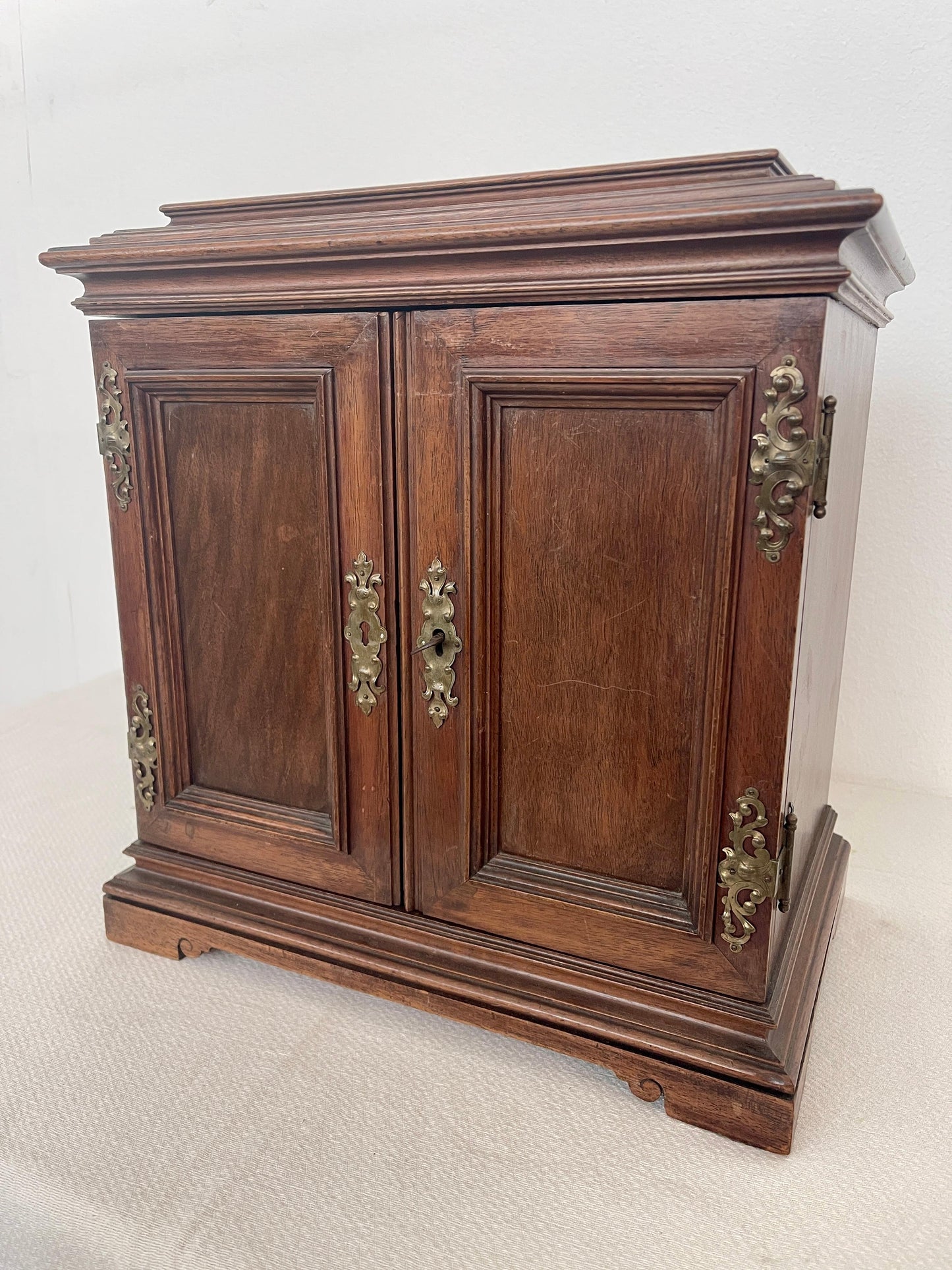 Antica cassettiera eclettica italiana in legno a parete, XX secolo