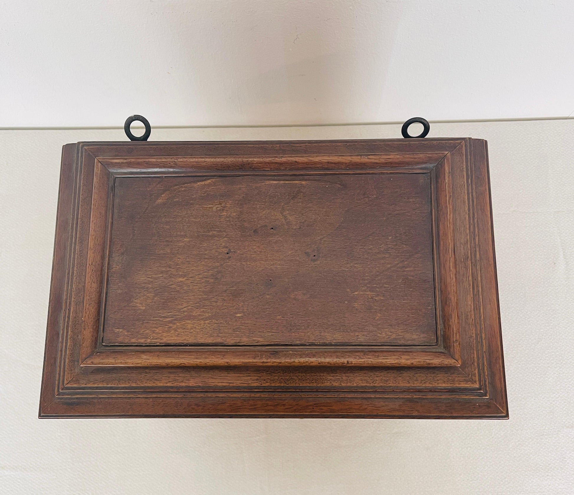 Antica cassettiera eclettica italiana in legno a parete, XX secolo