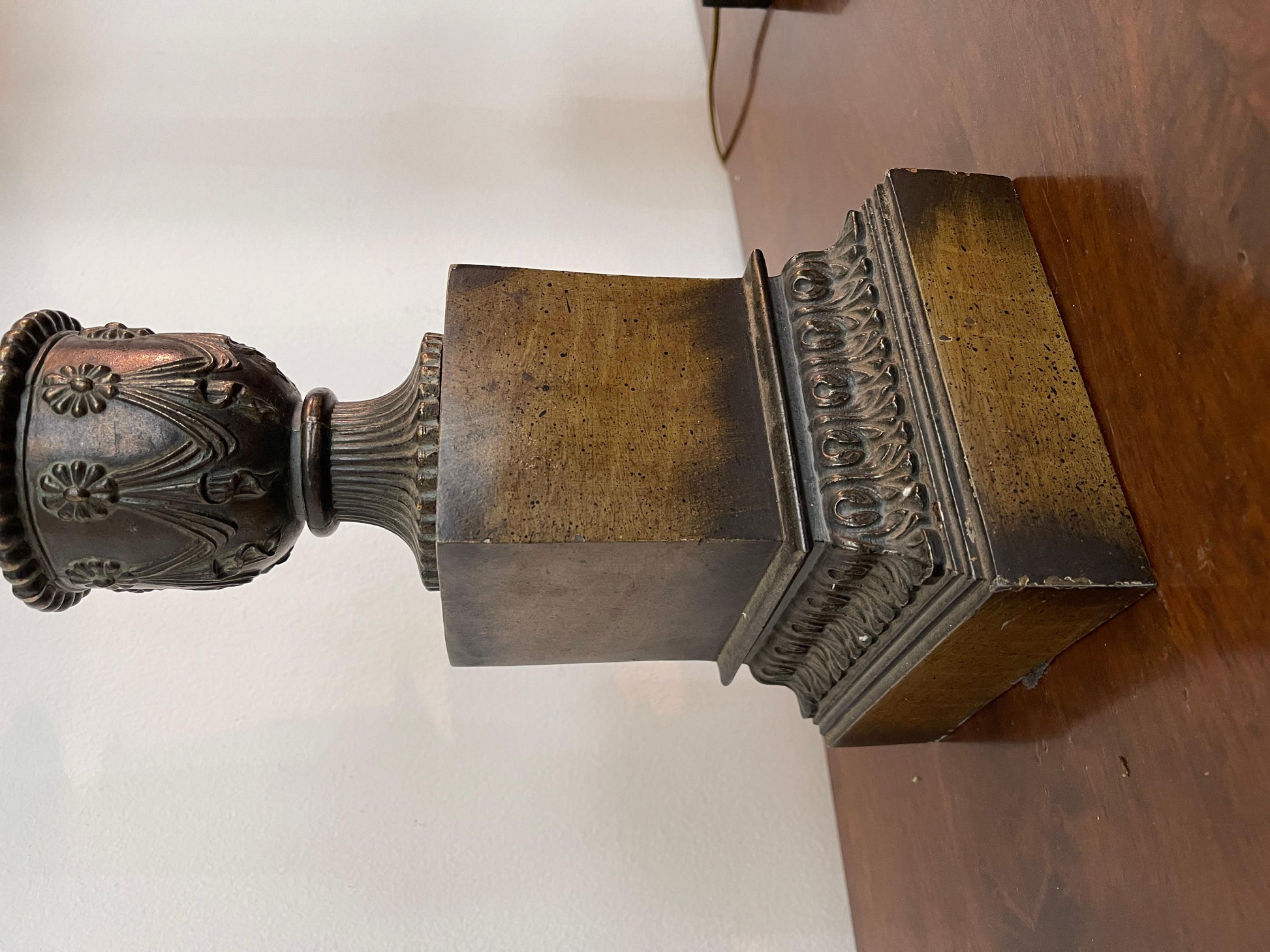 Grande coppia di lampade antiche con paralume Versailles, XIX secolo