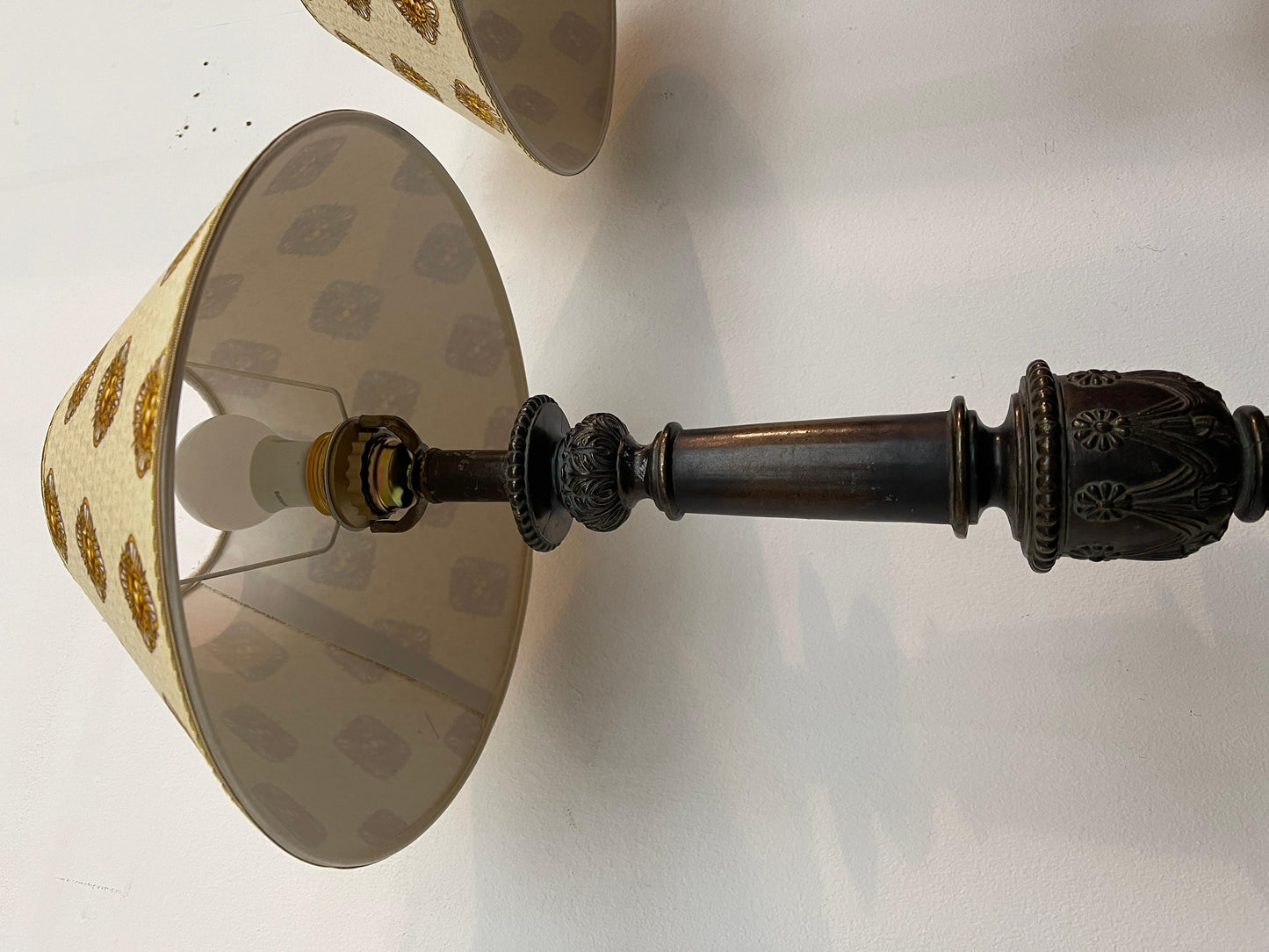 Grande coppia di lampade antiche con paralume Versailles, XIX secolo