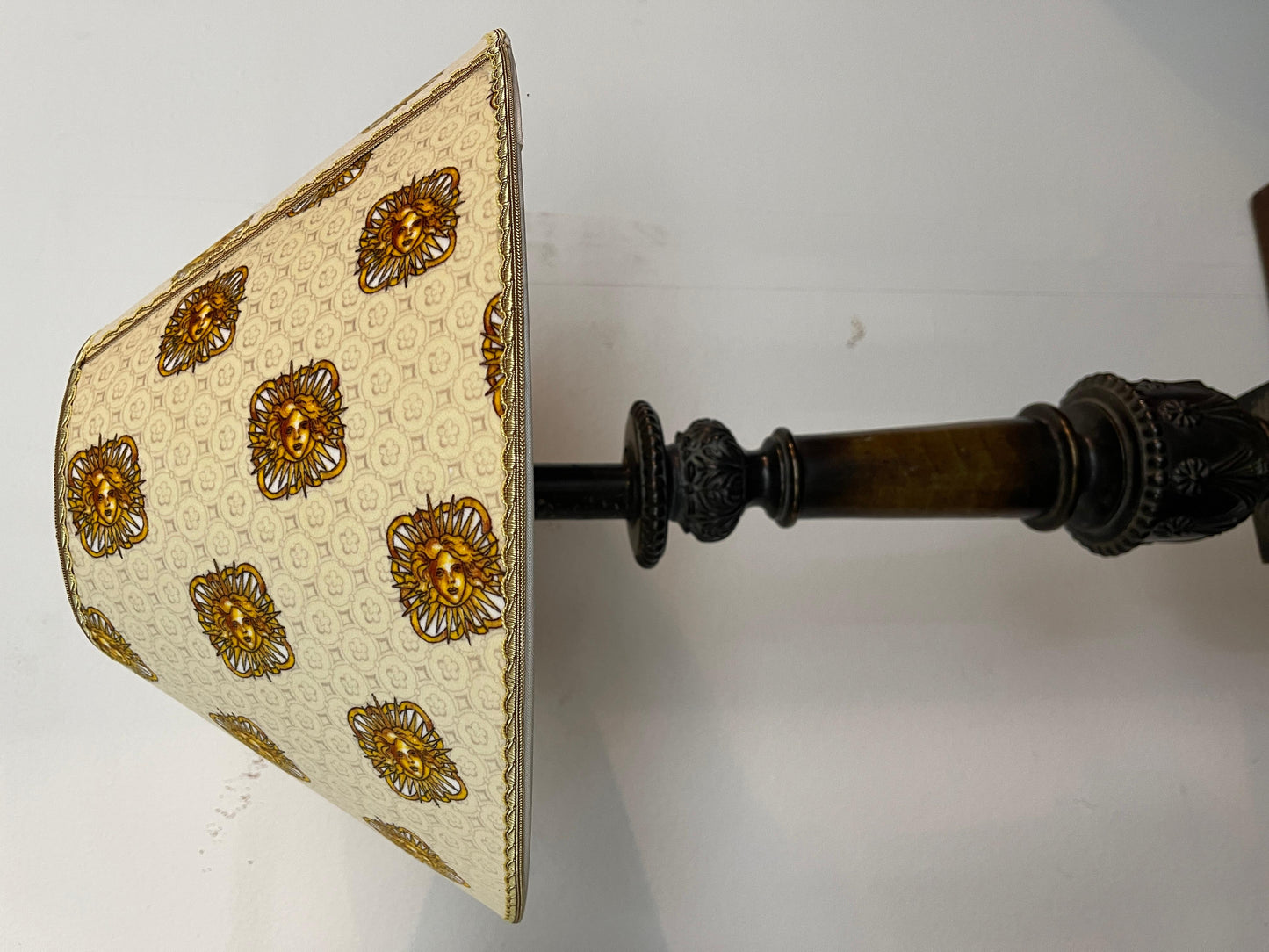 Grande coppia di lampade antiche con paralume Versailles, XIX secolo