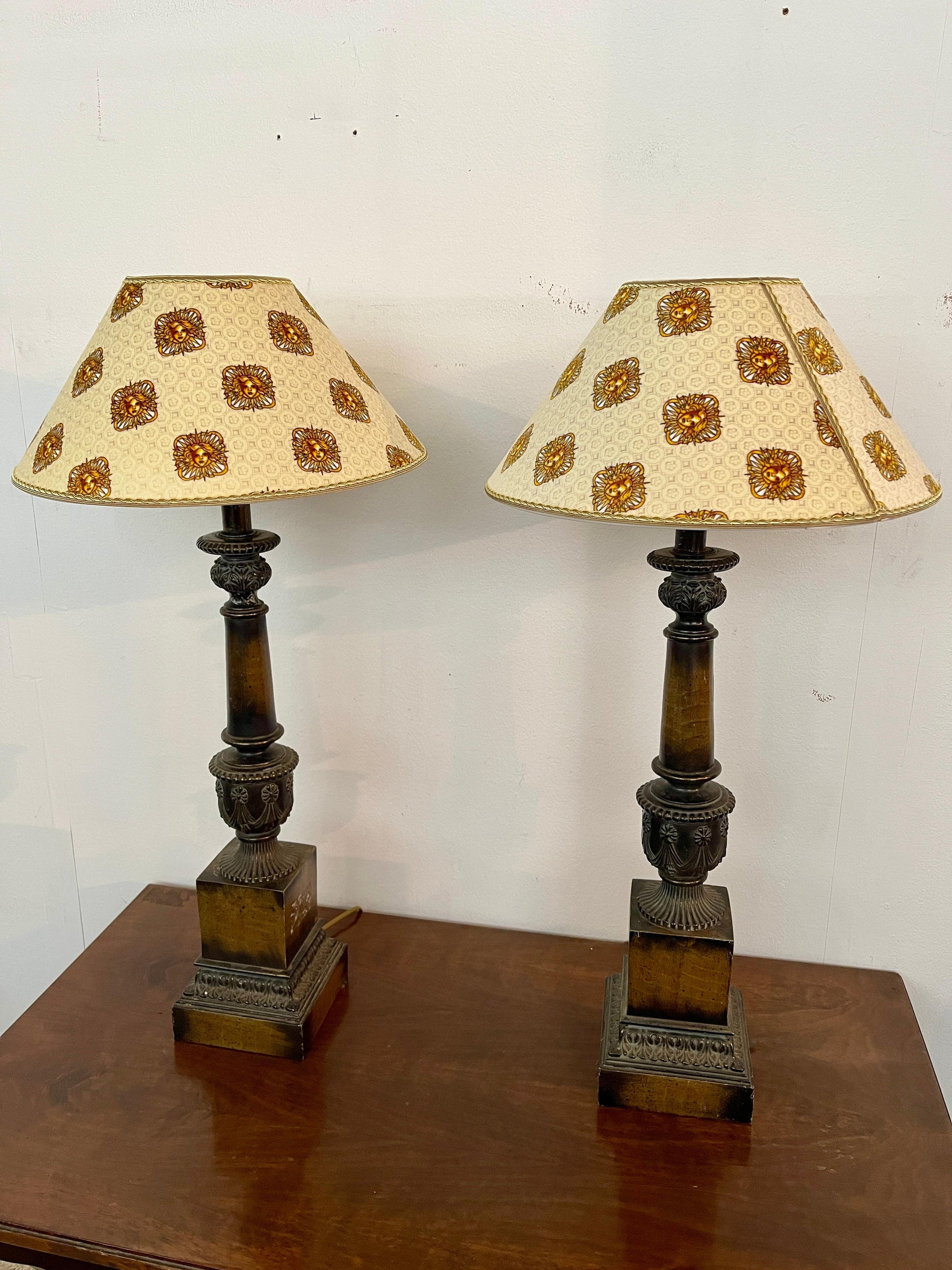 Grande coppia di lampade antiche con paralume Versailles, XIX secolo