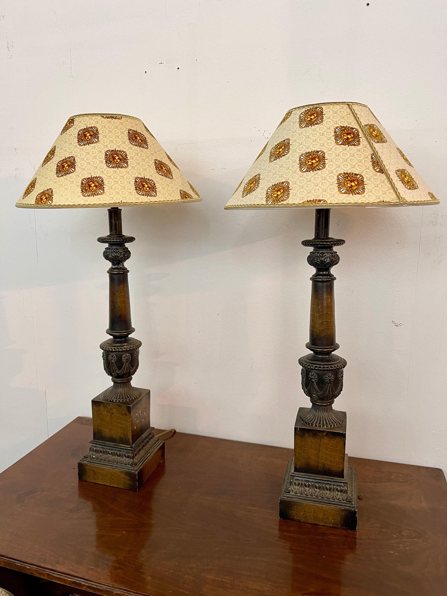 Grande coppia di lampade antiche con paralume Versailles, XIX secolo