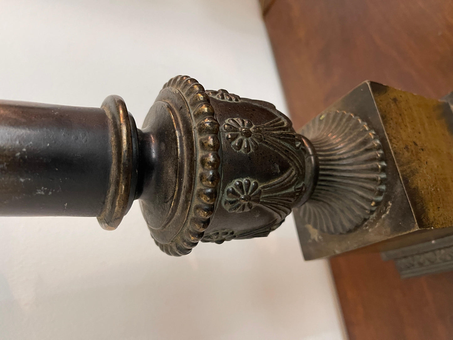 Grande coppia di lampade antiche con paralume Versailles, XIX secolo