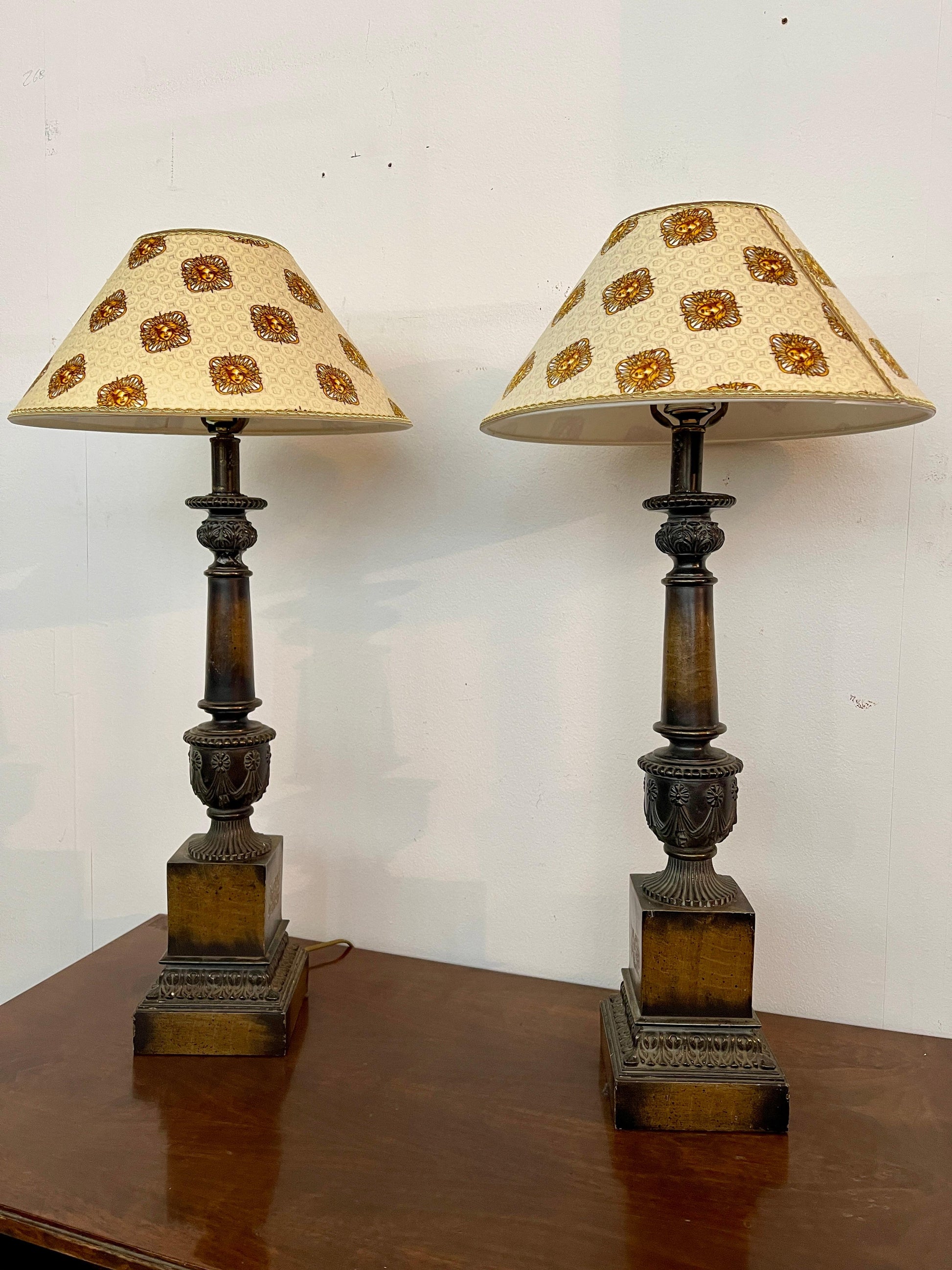 Grande coppia di lampade antiche con paralume Versailles, XIX secolo