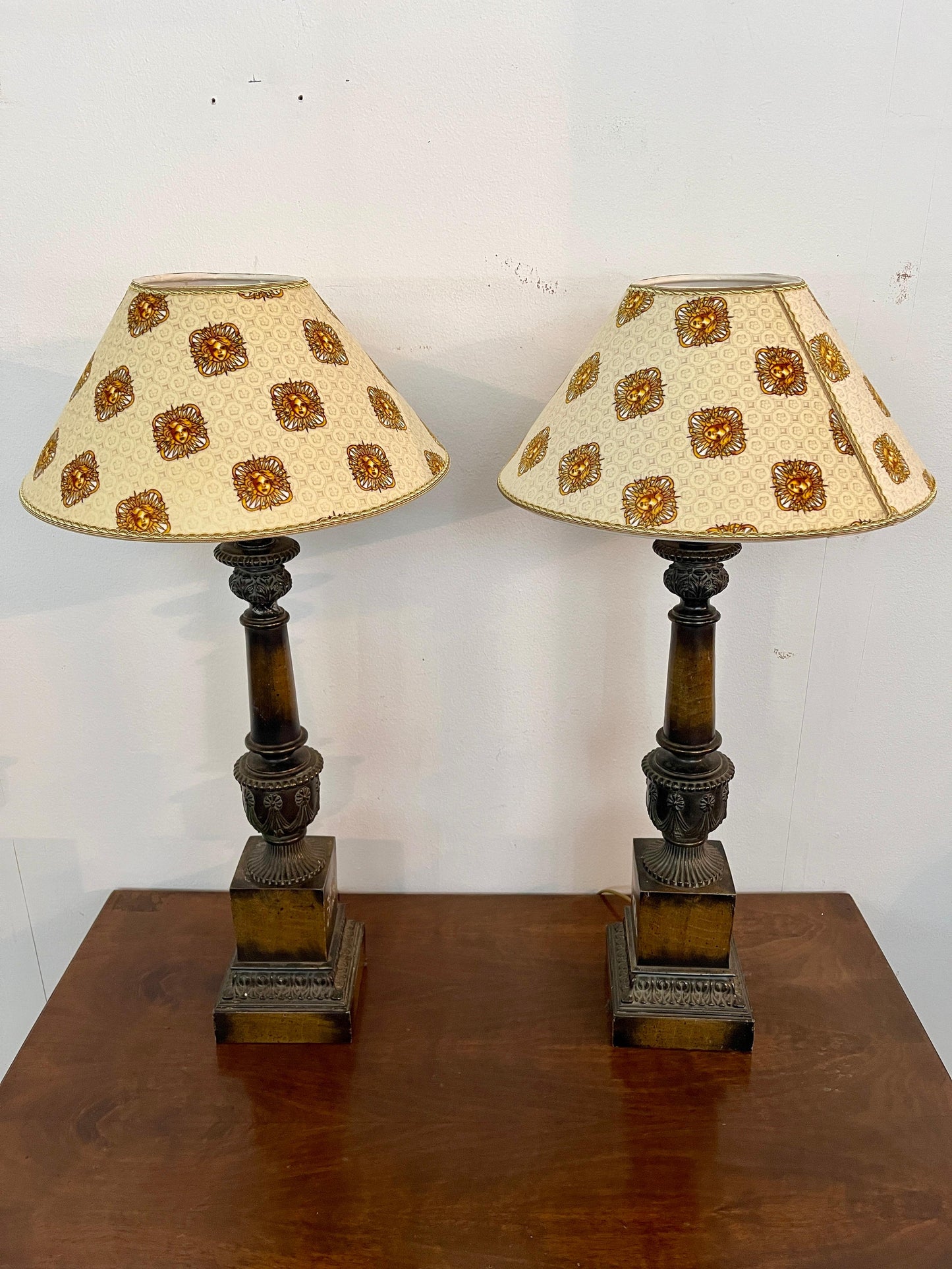 Grande coppia di lampade antiche con paralume Versailles, XIX secolo