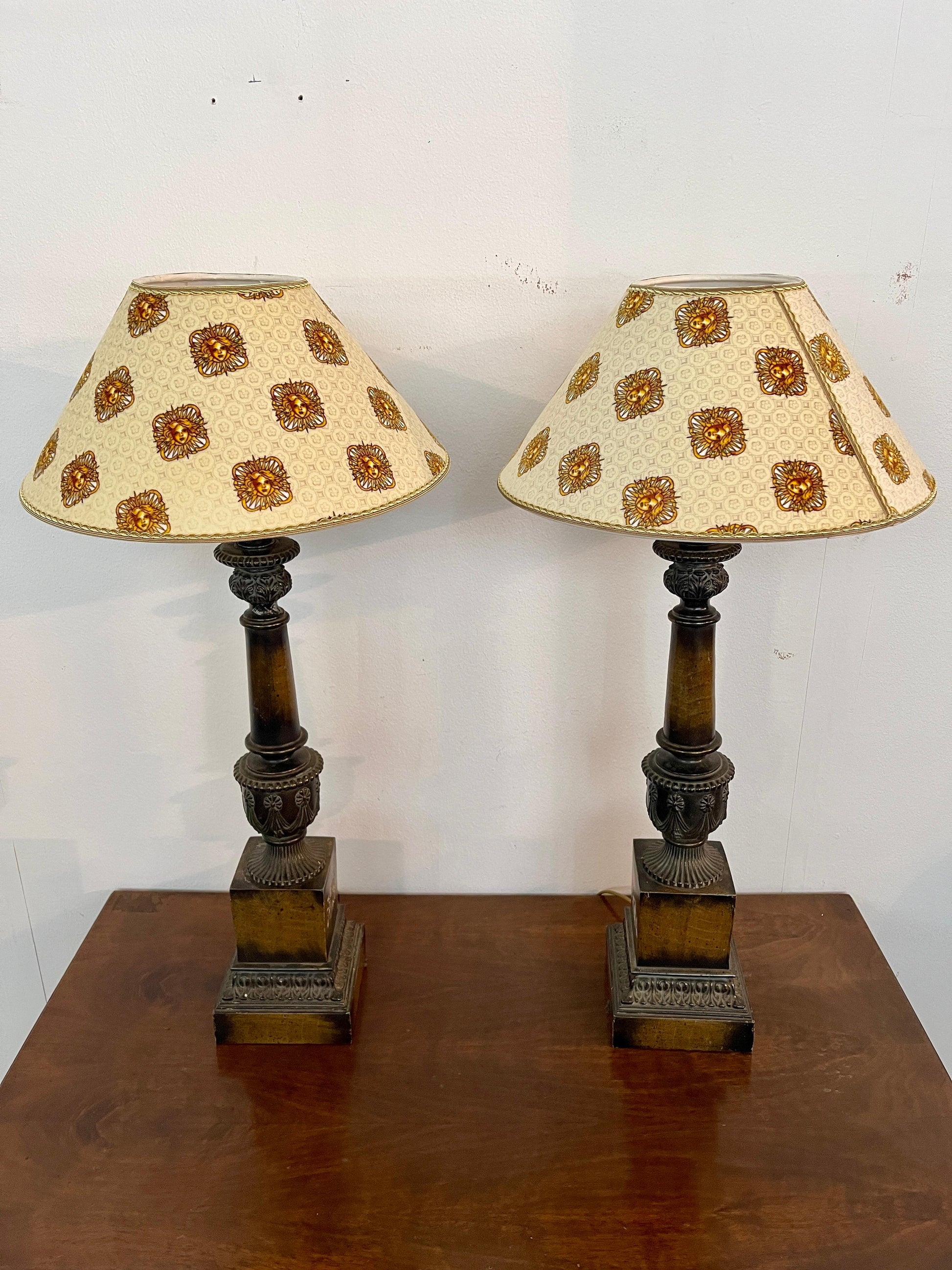 Grande coppia di lampade antiche con paralume Versailles, XIX secolo