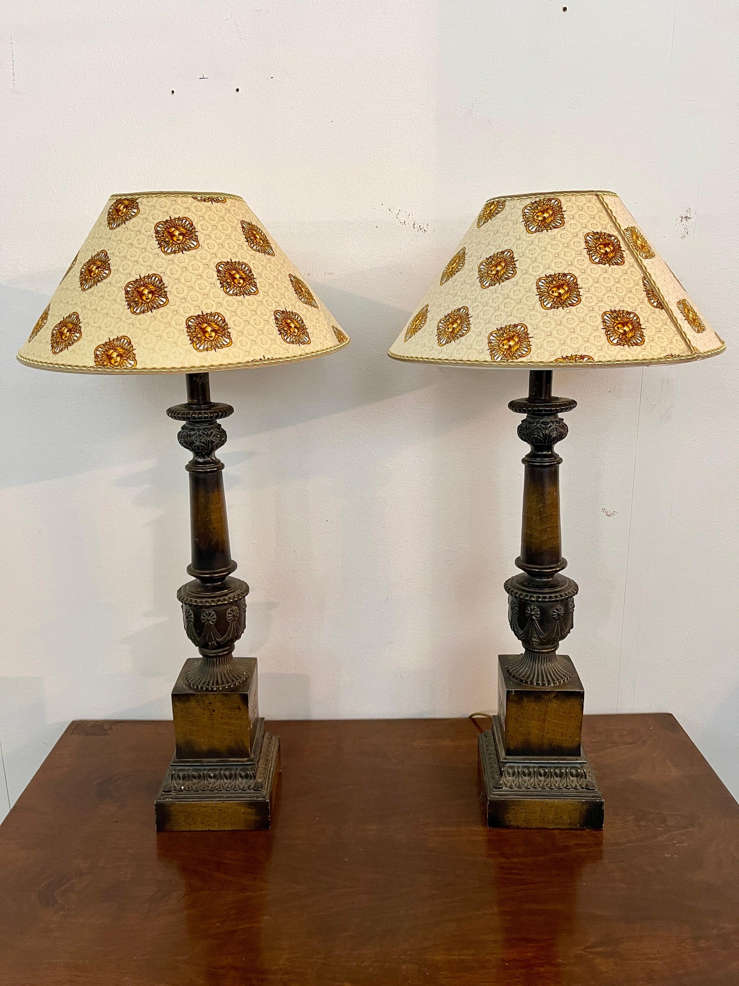 Grande coppia di lampade antiche con paralume Versailles, XIX secolo