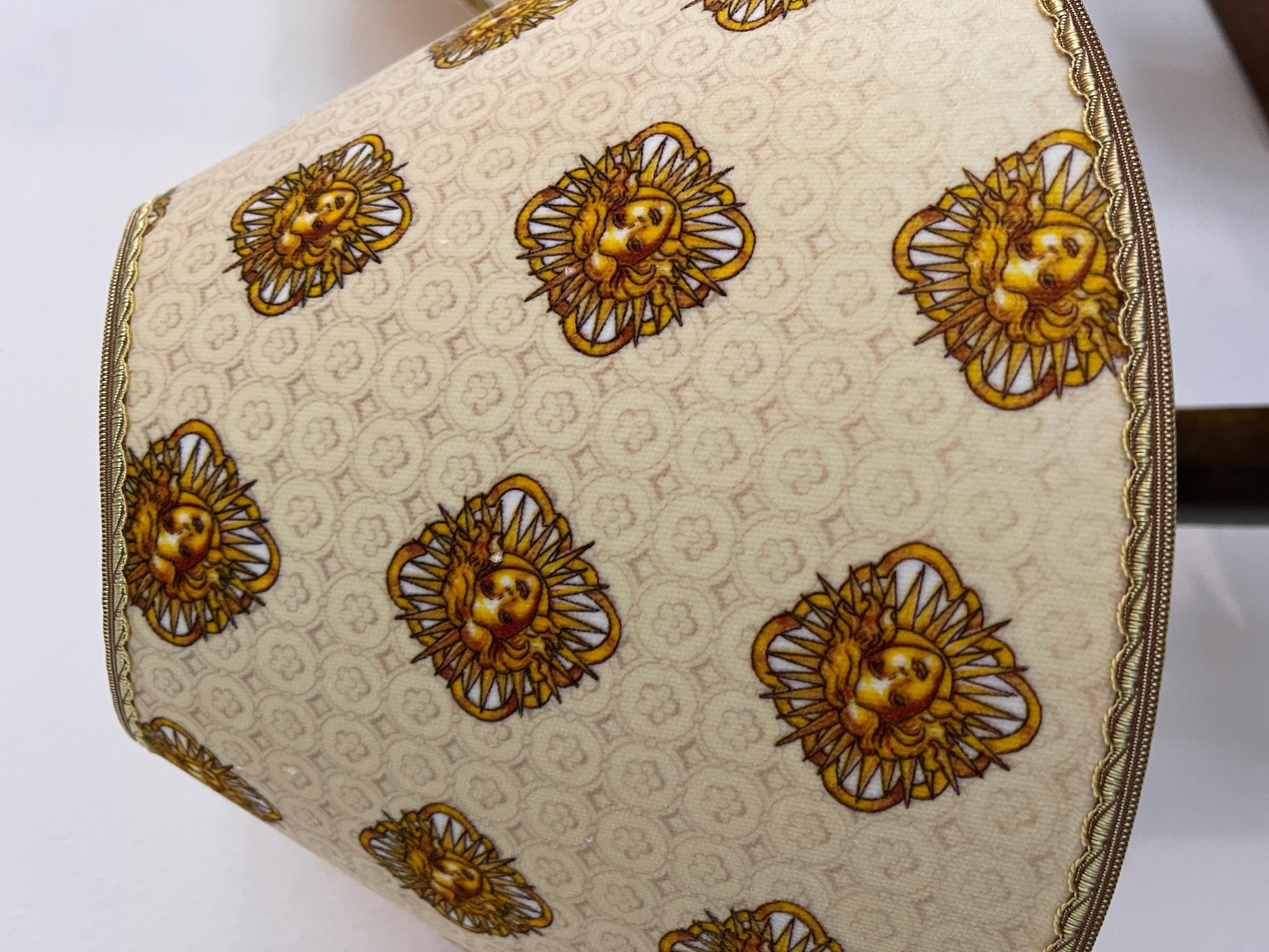 Grande coppia di lampade antiche con paralume Versailles, XIX secolo