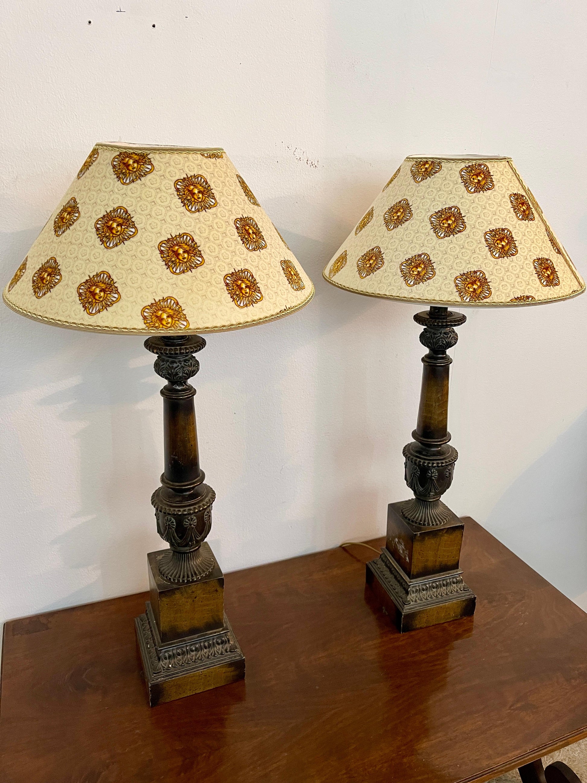 Grande coppia di lampade antiche con paralume Versailles, XIX secolo